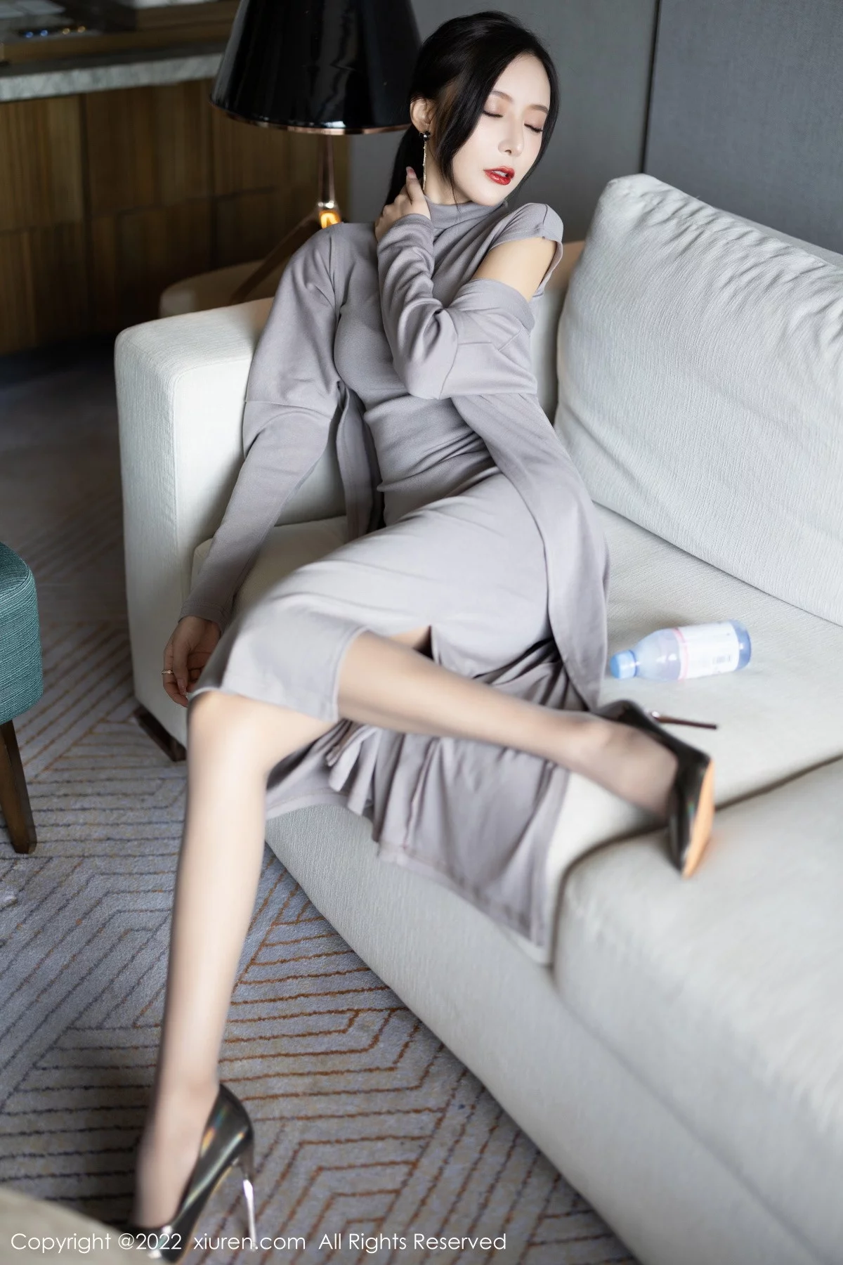 [[XiuRen秀人网]秀人网]No.5745_女神王馨瑶yanni女学者的反转主题典雅灰色长裙性感迷人写真84P