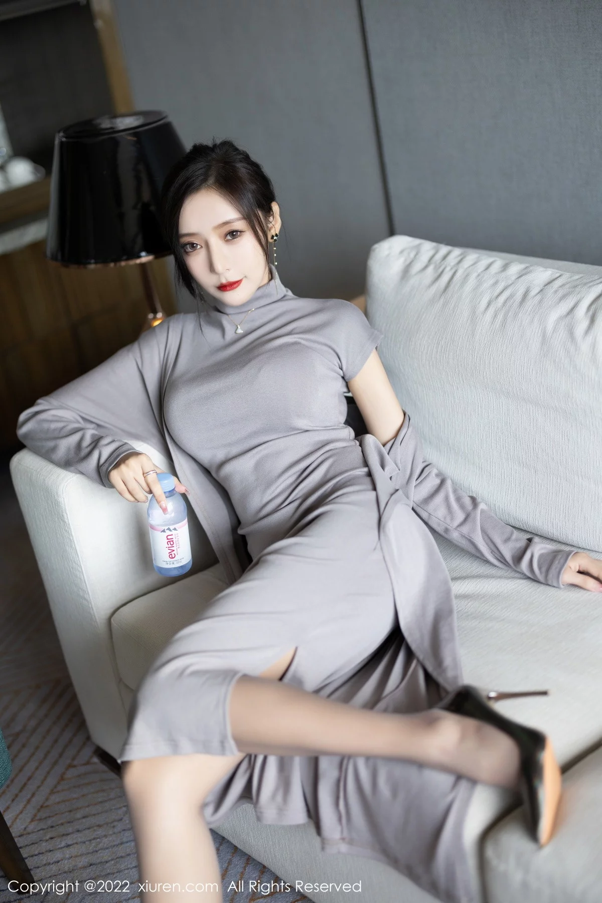 [[XiuRen秀人网]秀人网]No.5745_女神王馨瑶yanni女学者的反转主题典雅灰色长裙性感迷人写真84P