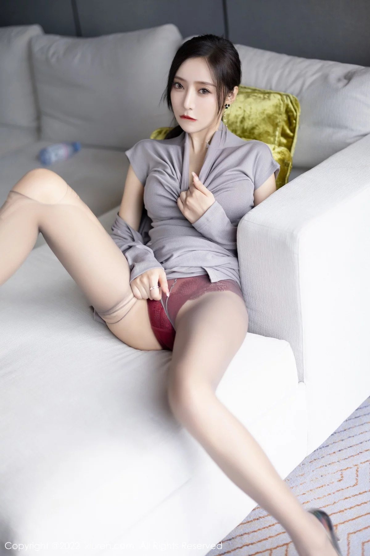 [[XiuRen秀人网]秀人网]No.5745_女神王馨瑶yanni女学者的反转主题典雅灰色长裙性感迷人写真84P