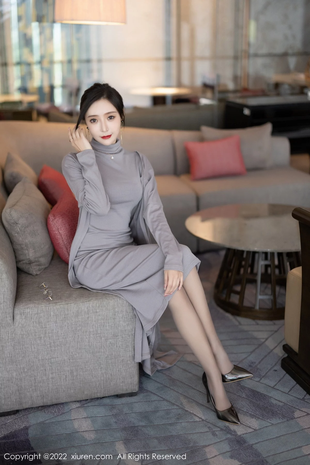 [[XiuRen秀人网]秀人网]No.5745_女神王馨瑶yanni女学者的反转主题典雅灰色长裙性感迷人写真84P