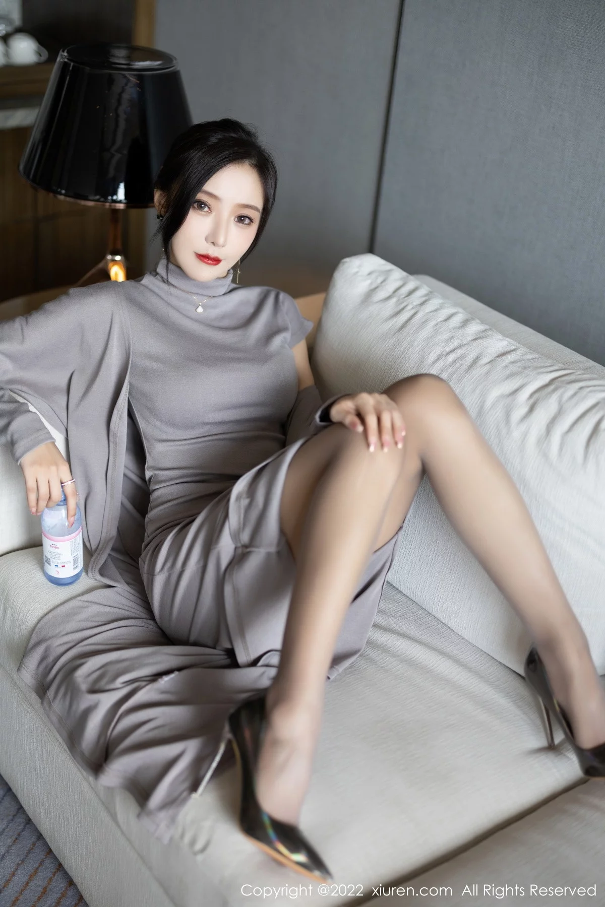 [[XiuRen秀人网]秀人网]No.5745_女神王馨瑶yanni女学者的反转主题典雅灰色长裙性感迷人写真84P