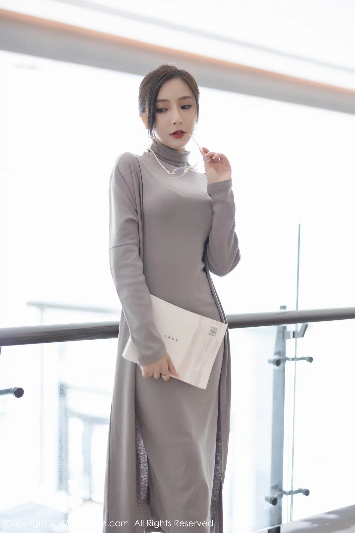 [[XiuRen秀人网]秀人网]No.5745_女神王馨瑶yanni女学者的反转主题典雅灰色长裙性感迷人写真84P