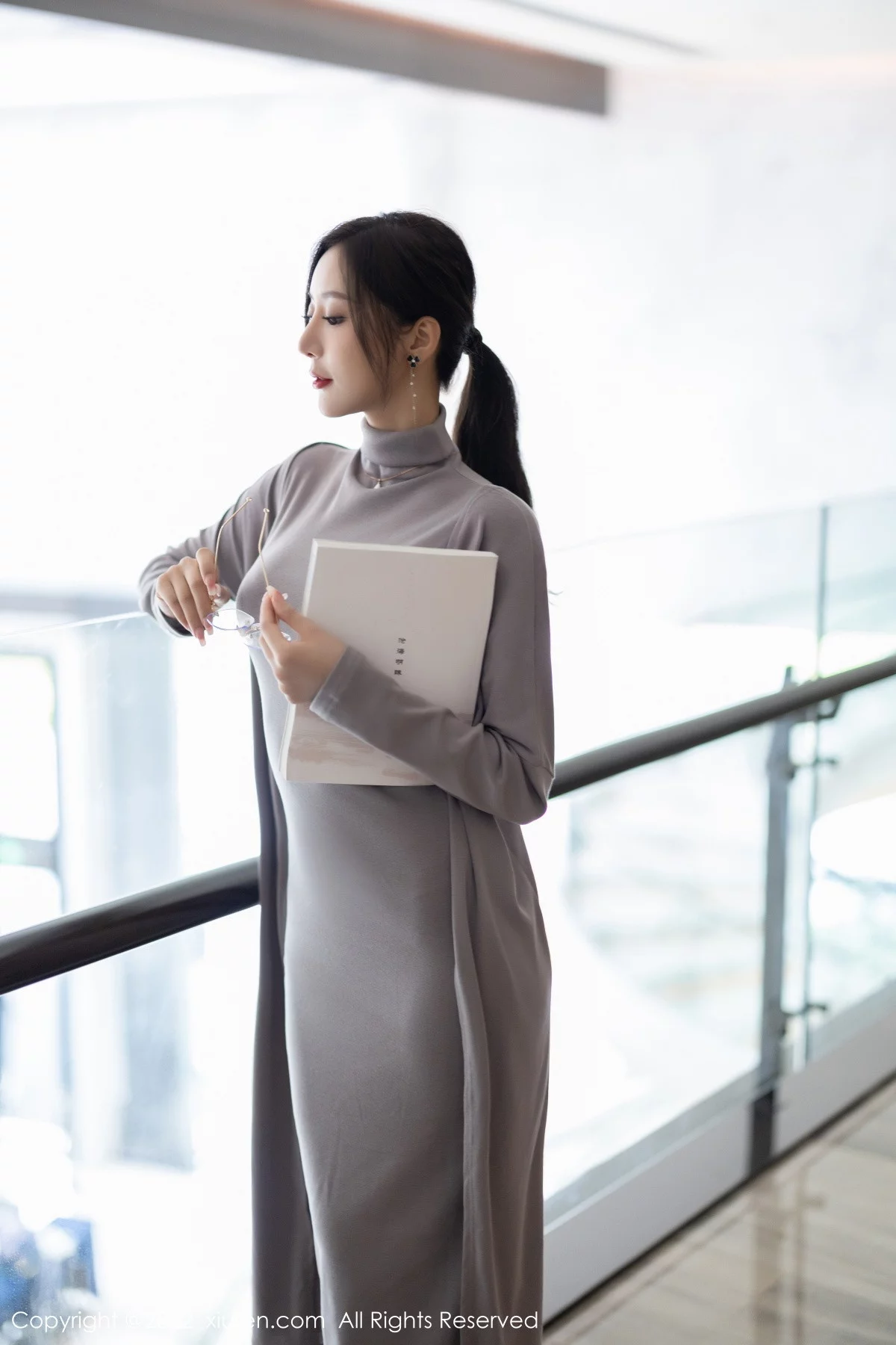 [[XiuRen秀人网]秀人网]No.5745_女神王馨瑶yanni女学者的反转主题典雅灰色长裙性感迷人写真84P