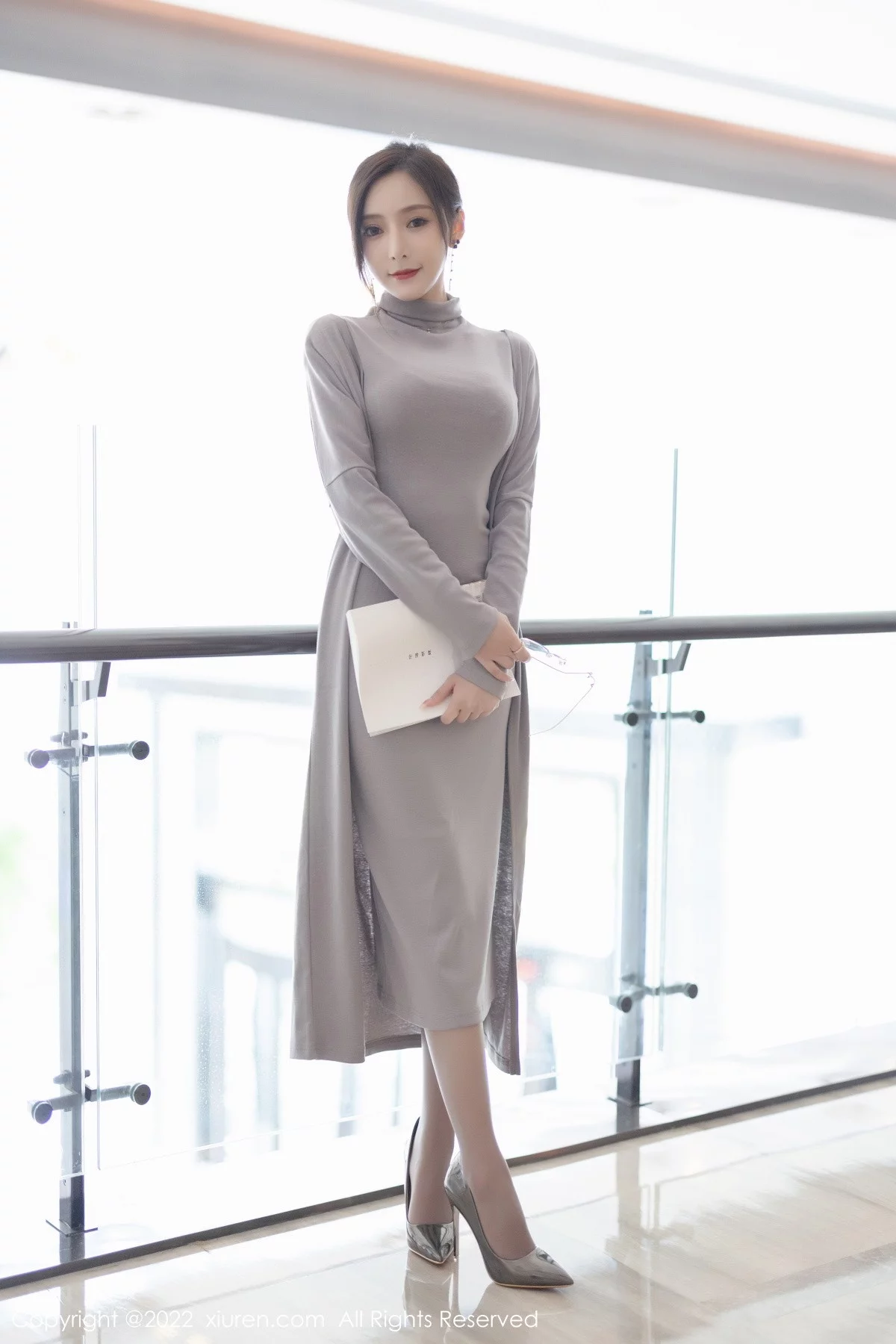 [[XiuRen秀人网]秀人网]No.5745_女神王馨瑶yanni女学者的反转主题典雅灰色长裙性感迷人写真84P