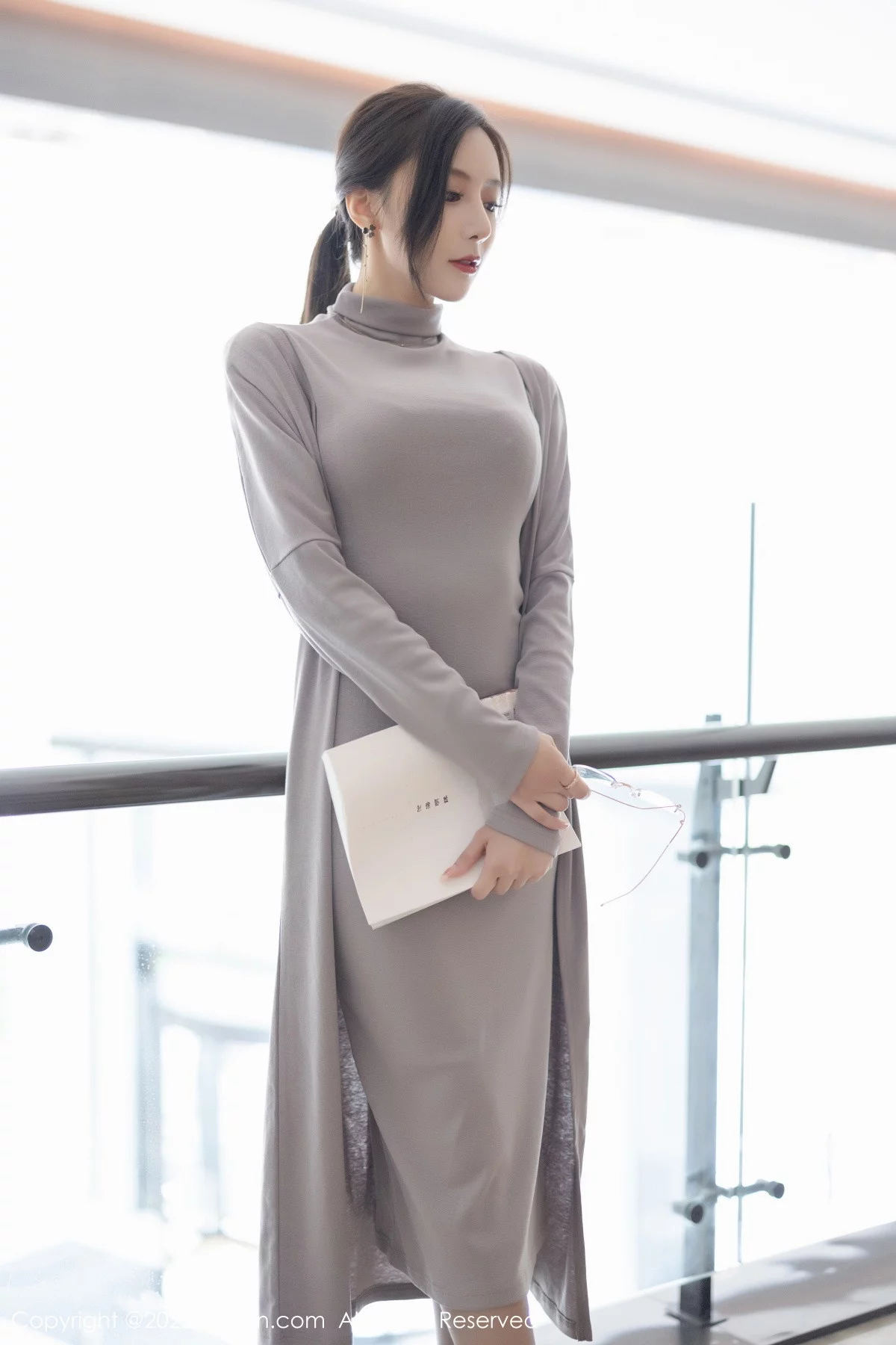 [[XiuRen秀人网]秀人网]No.5745_女神王馨瑶yanni女学者的反转主题典雅灰色长裙性感迷人写真84P