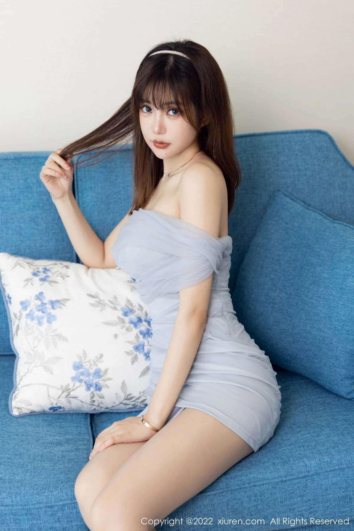 [[XiuRen秀人网]秀人网]No.5744_女神绮里嘉ula浅灰色露肩连衣短裙配超薄无内灰丝极致诱惑写真104P