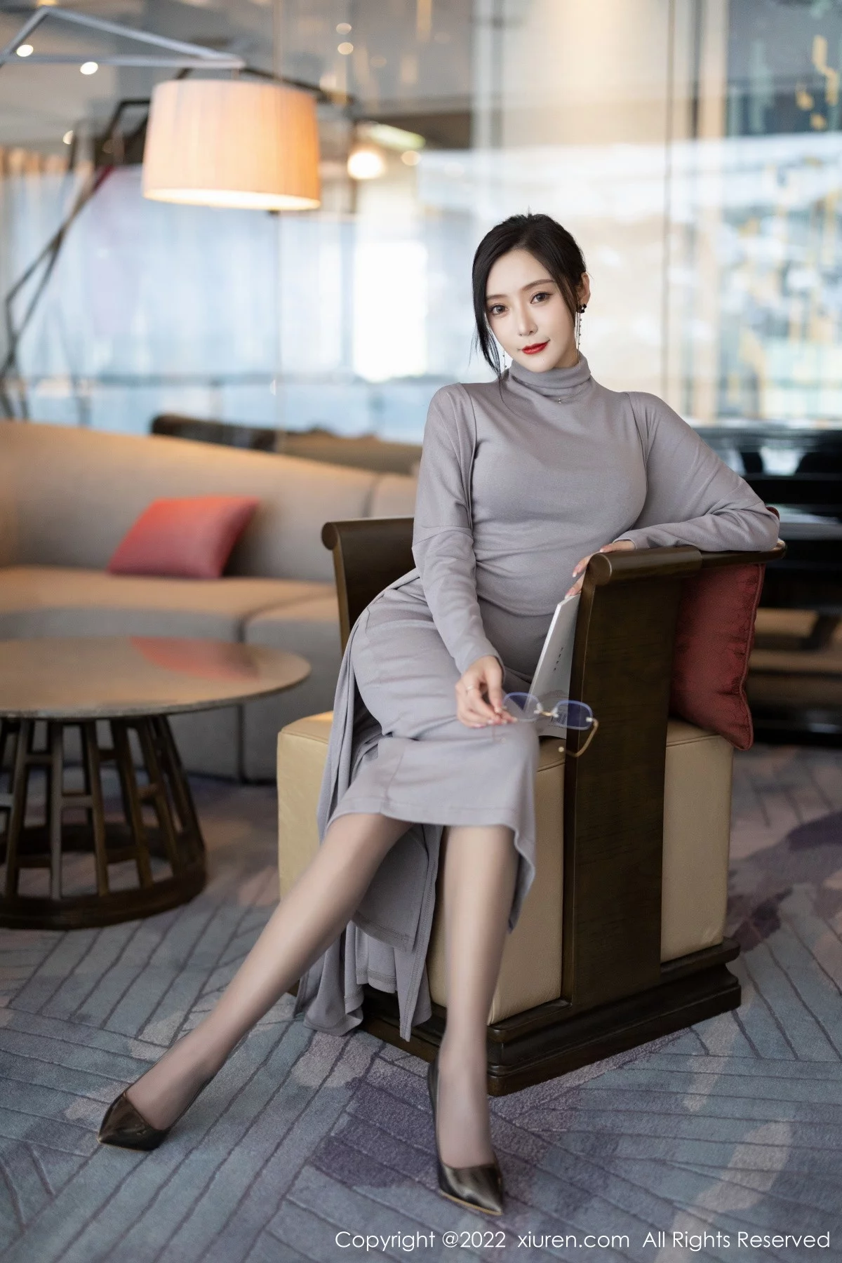 [[XiuRen秀人网]秀人网]No.5745_女神王馨瑶yanni女学者的反转主题典雅灰色长裙性感迷人写真84P