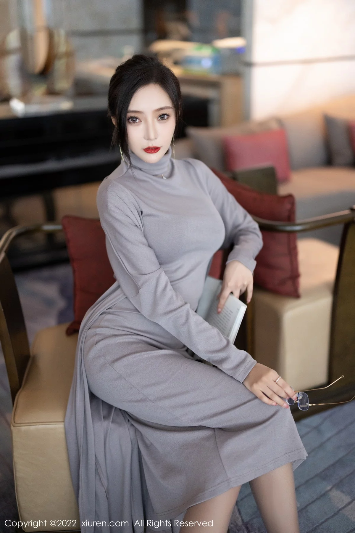 [[XiuRen秀人网]秀人网]No.5745_女神王馨瑶yanni女学者的反转主题典雅灰色长裙性感迷人写真84P