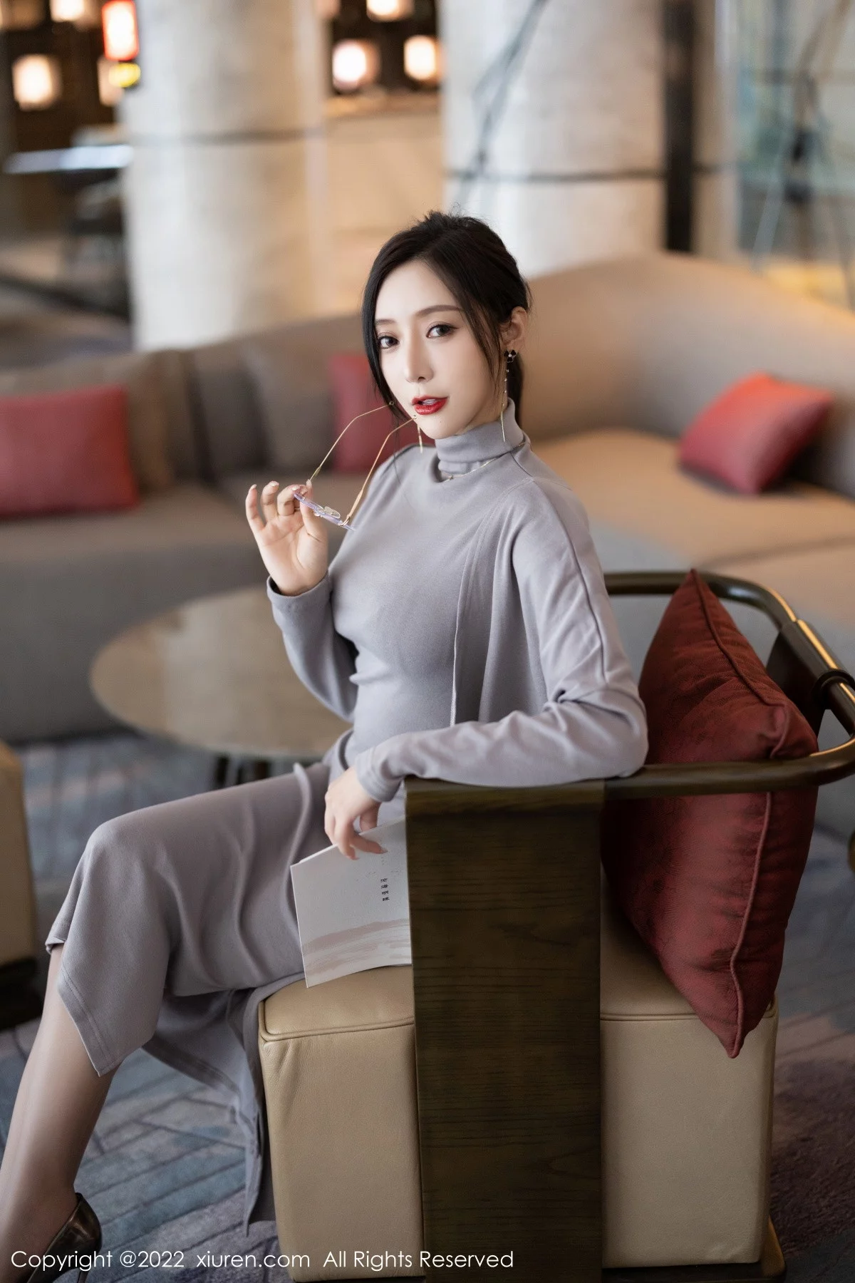 [[XiuRen秀人网]秀人网]No.5745_女神王馨瑶yanni女学者的反转主题典雅灰色长裙性感迷人写真84P