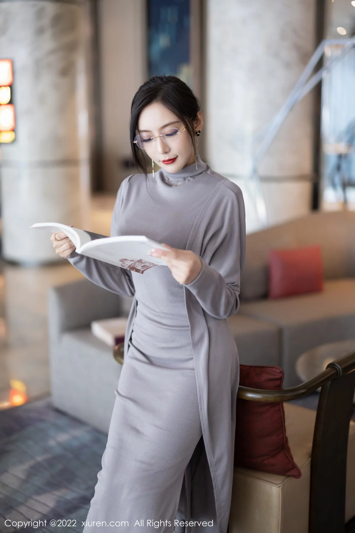 [[XiuRen秀人网]秀人网]No.5745_女神王馨瑶yanni女学者的反转主题典雅灰色长裙性感迷人写真84P