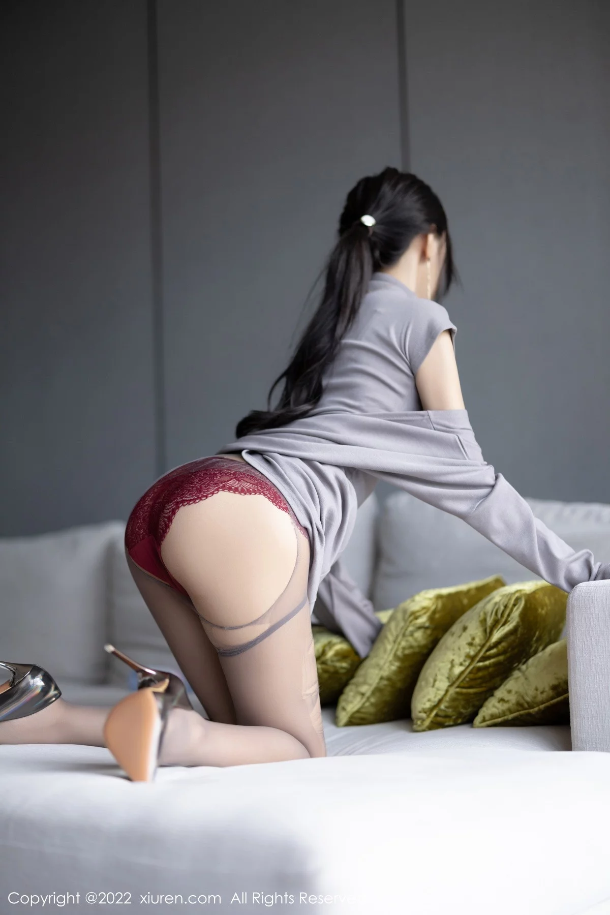 [[XiuRen秀人网]秀人网]No.5745_女神王馨瑶yanni女学者的反转主题典雅灰色长裙性感迷人写真84P