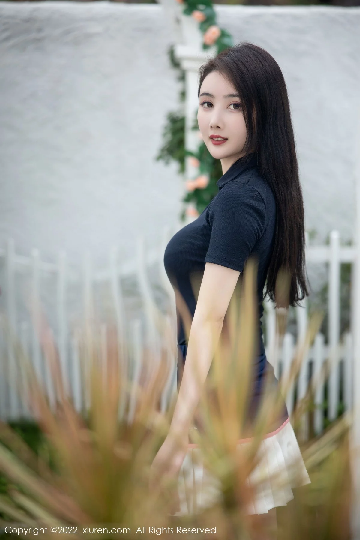 [[XiuRen秀人网]秀人网]No.5870_模特Summer宝宝深色上衣配白短裙露性感粉色蕾丝内衣诱惑写真54P