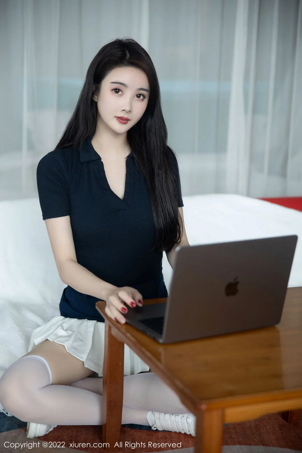 [[XiuRen秀人网]秀人网]No.5870_模特Summer宝宝深色上衣配白短裙露性感粉色蕾丝内衣诱惑写真54P