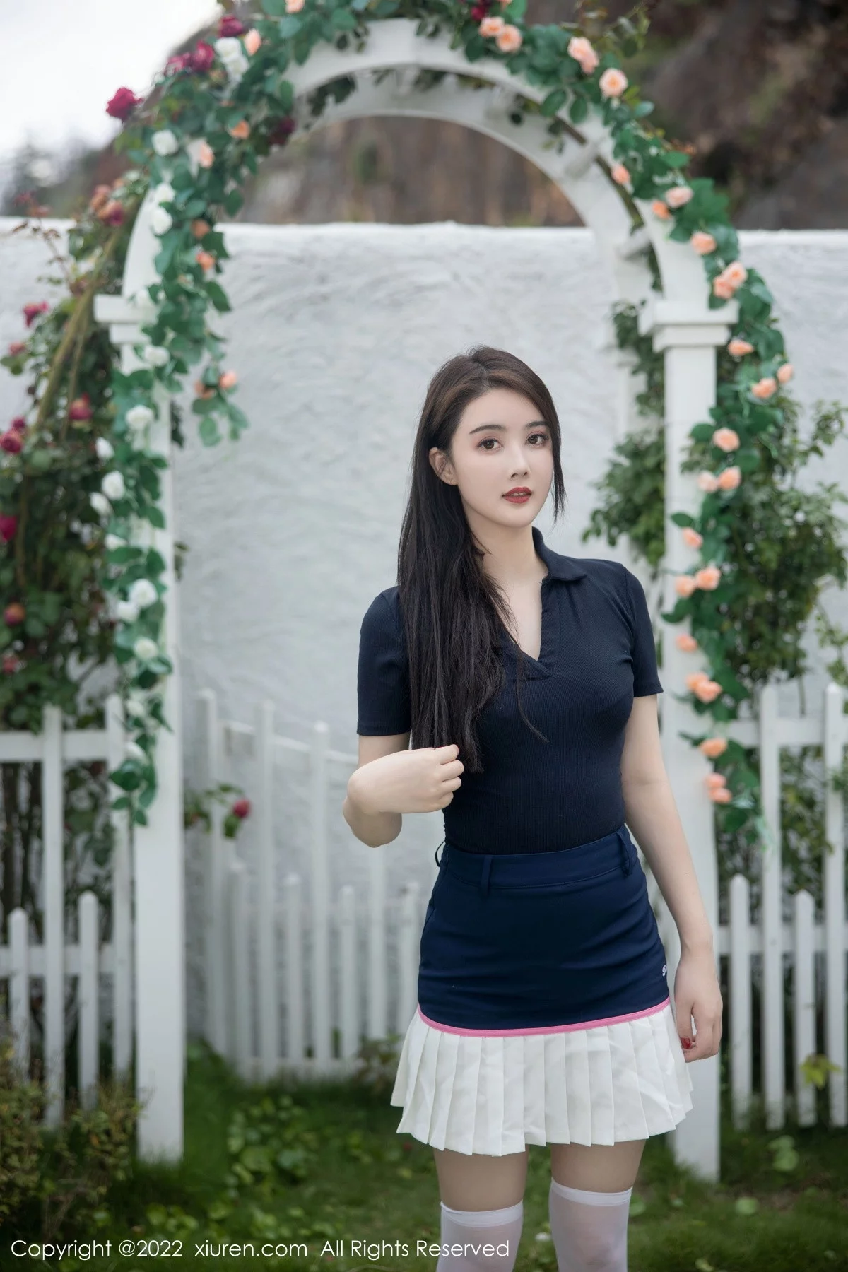 [[XiuRen秀人网]秀人网]No.5870_模特Summer宝宝深色上衣配白短裙露性感粉色蕾丝内衣诱惑写真54P