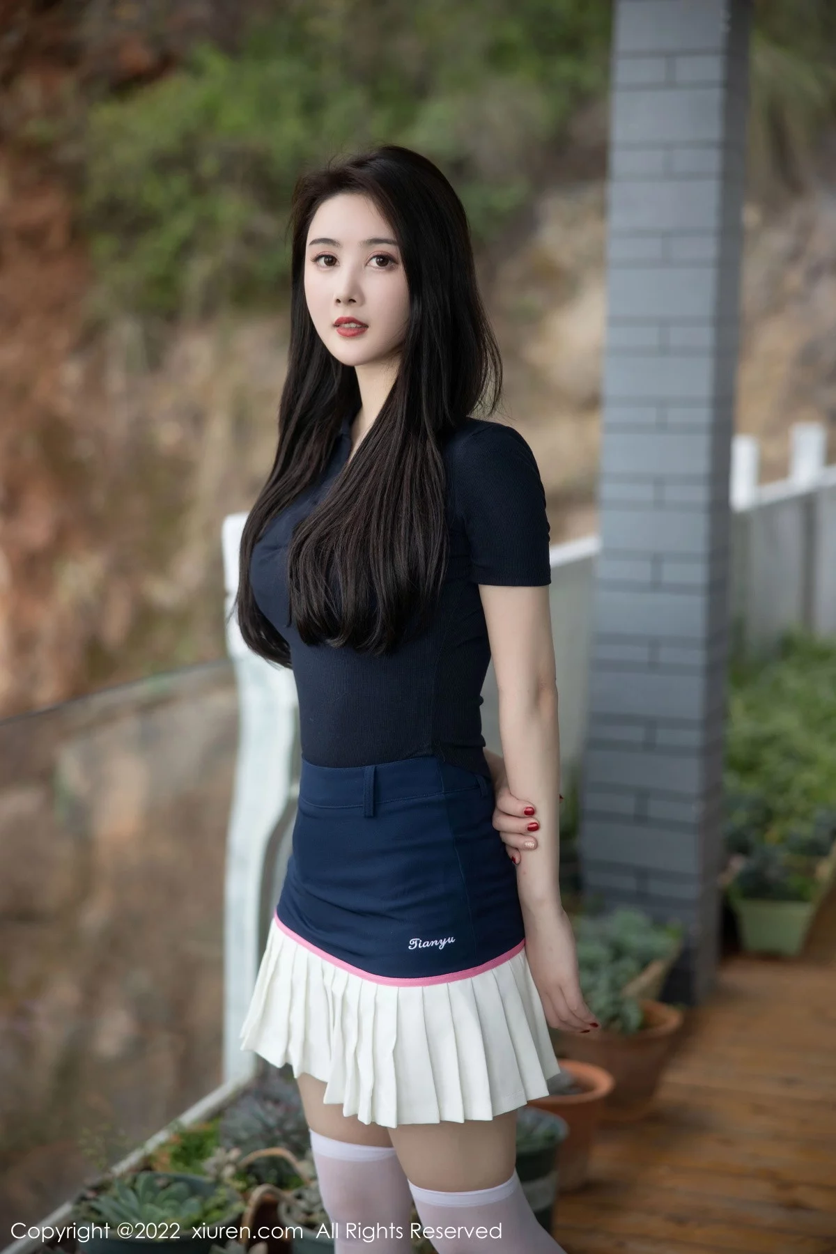 [[XiuRen秀人网]秀人网]No.5870_模特Summer宝宝深色上衣配白短裙露性感粉色蕾丝内衣诱惑写真54P