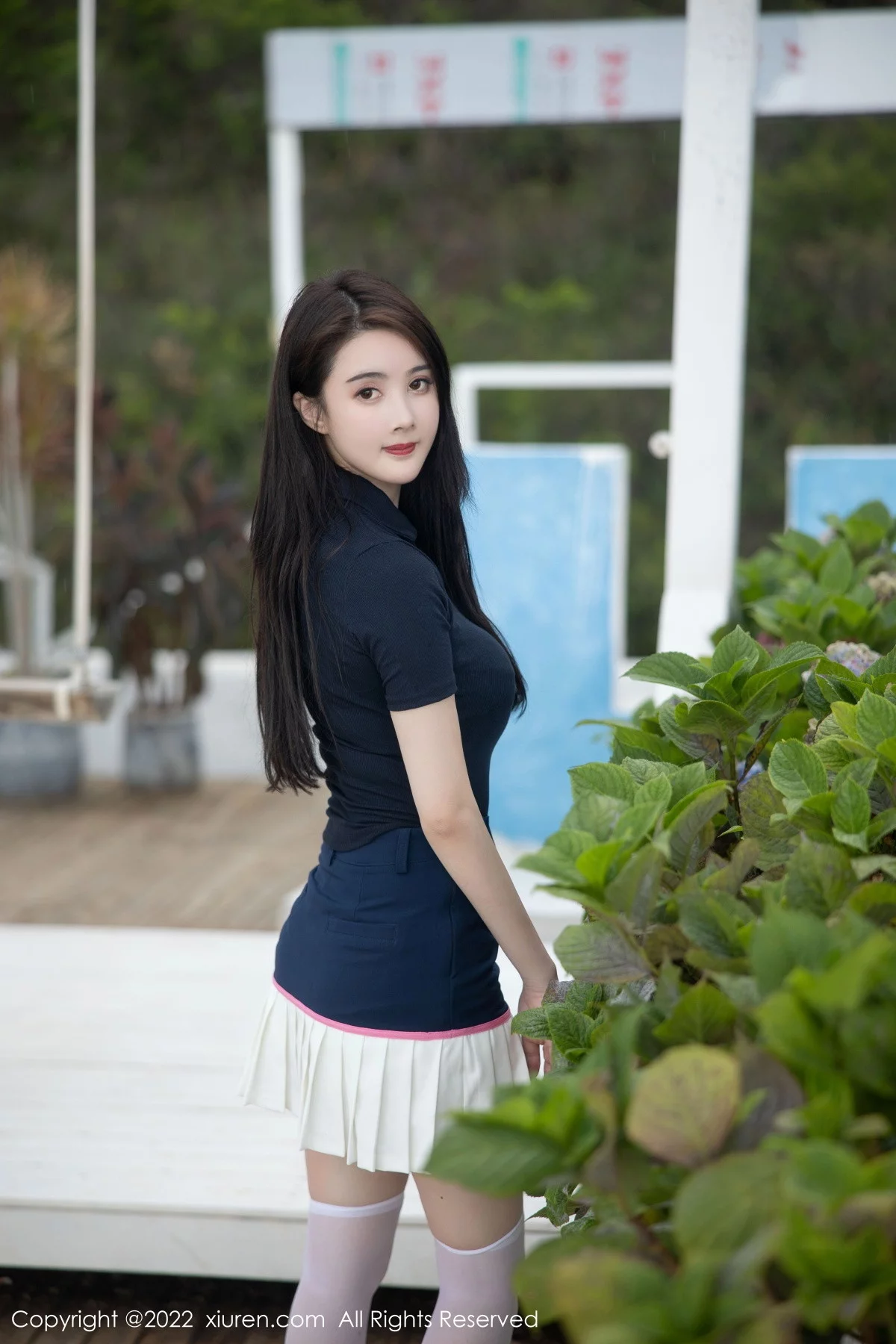 [[XiuRen秀人网]秀人网]No.5870_模特Summer宝宝深色上衣配白短裙露性感粉色蕾丝内衣诱惑写真54P