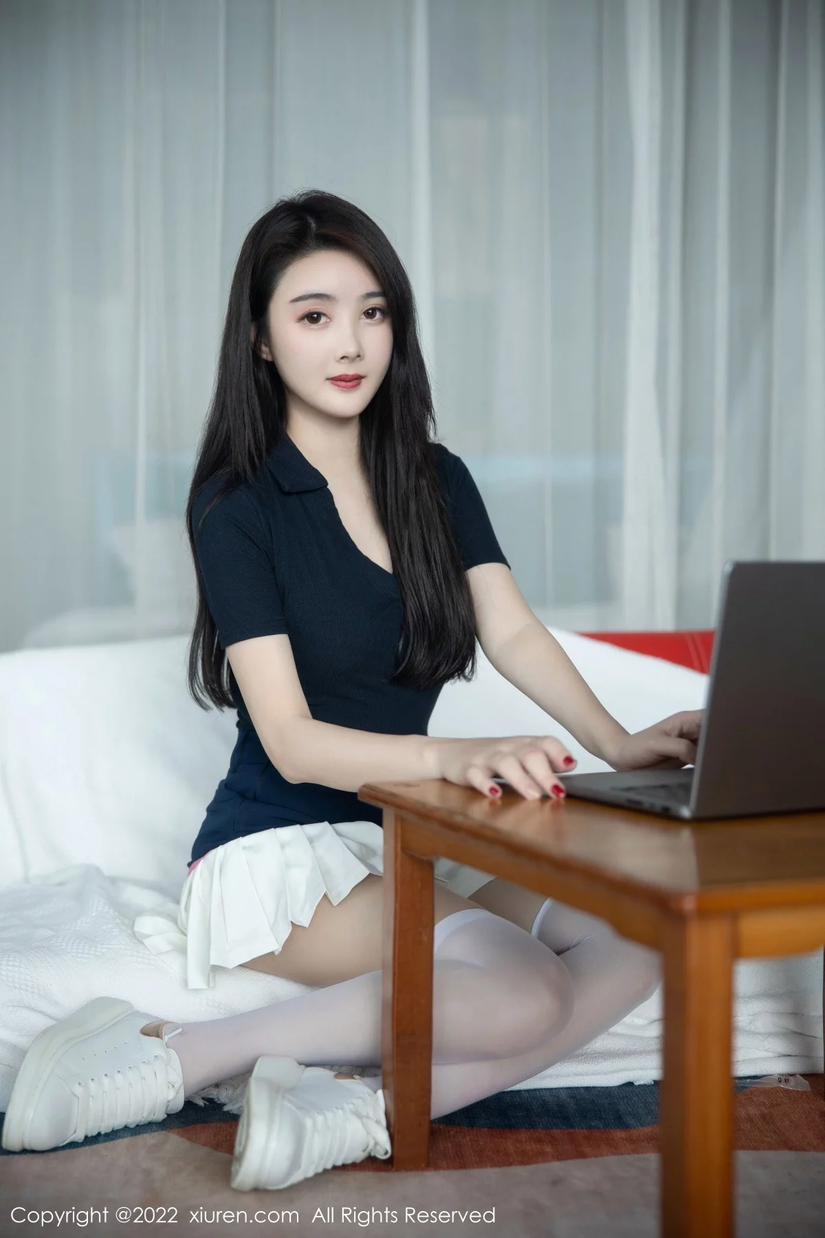 [[XiuRen秀人网]秀人网]No.5870_模特Summer宝宝深色上衣配白短裙露性感粉色蕾丝内衣诱惑写真54P