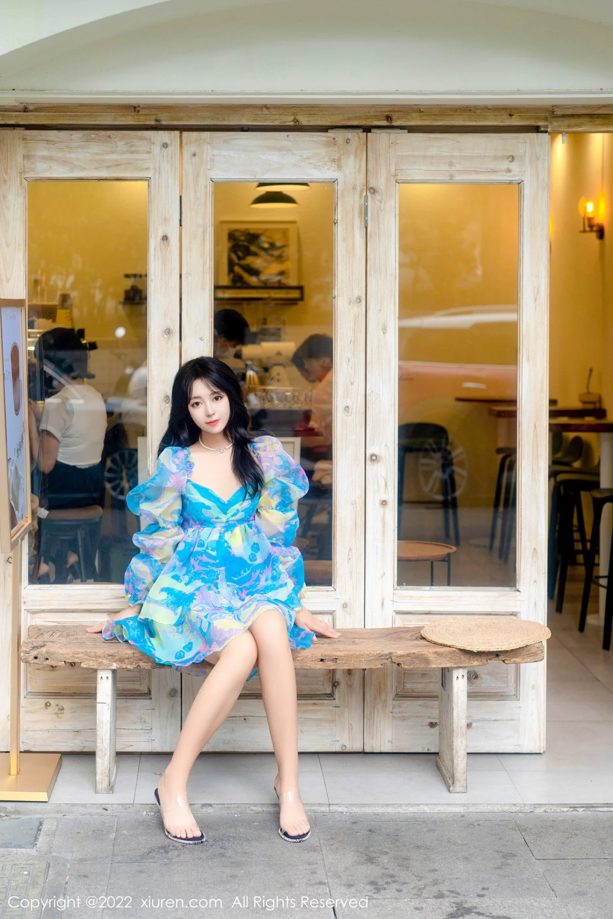 [[XiuRen秀人网]秀人网]No.5749_模特露露luncy酒店场景蓝色花式长裙半脱露黑色蕾丝内衣诱惑写真58P