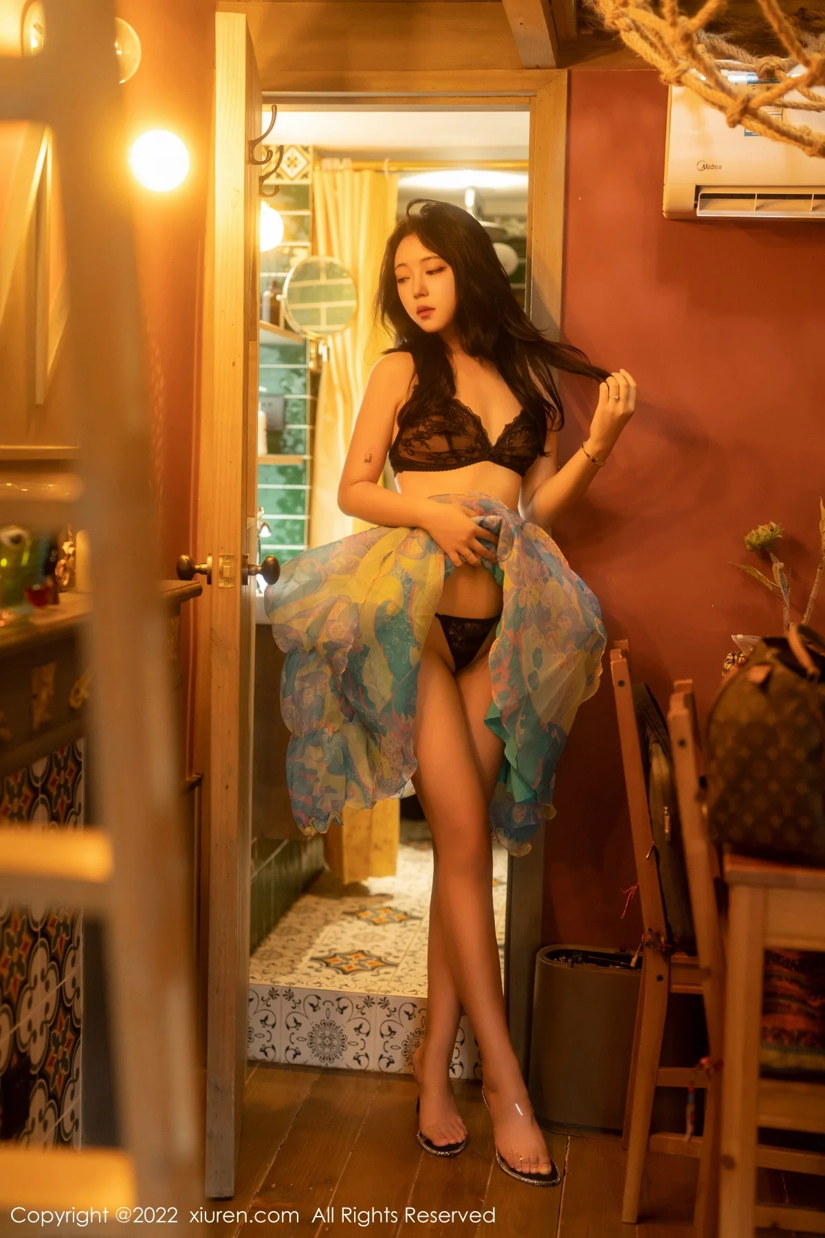 [[XiuRen秀人网]秀人网]No.5749_模特露露luncy酒店场景蓝色花式长裙半脱露黑色蕾丝内衣诱惑写真58P
