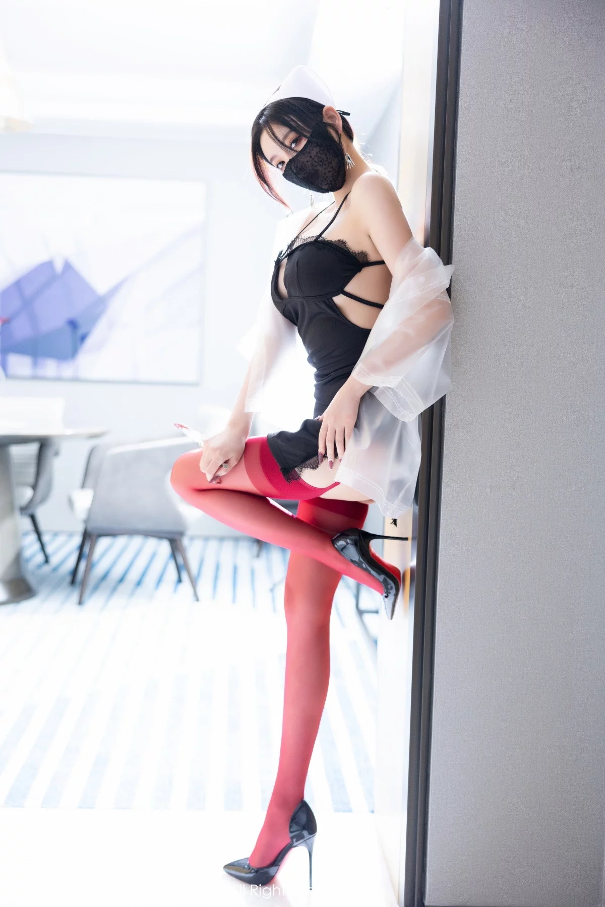 [[XiuRen秀人网]秀人网]No.5751_女神杨晨晨Yome万圣节主题黑色吊带上衣配红丝袜完美诱惑写真90P