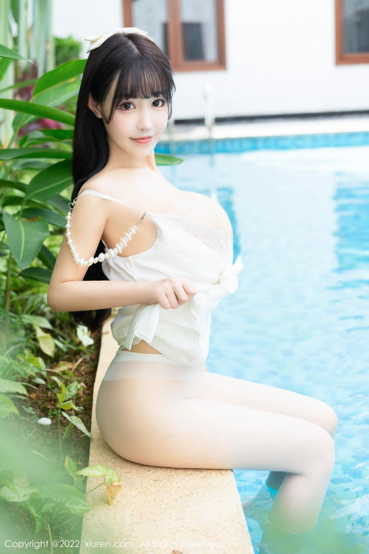 [[XiuRen秀人网]秀人网]No.5755_女神朱可儿Flora泳池场景性感白色吊带短裙秀丰乳肥臀诱惑写真84P