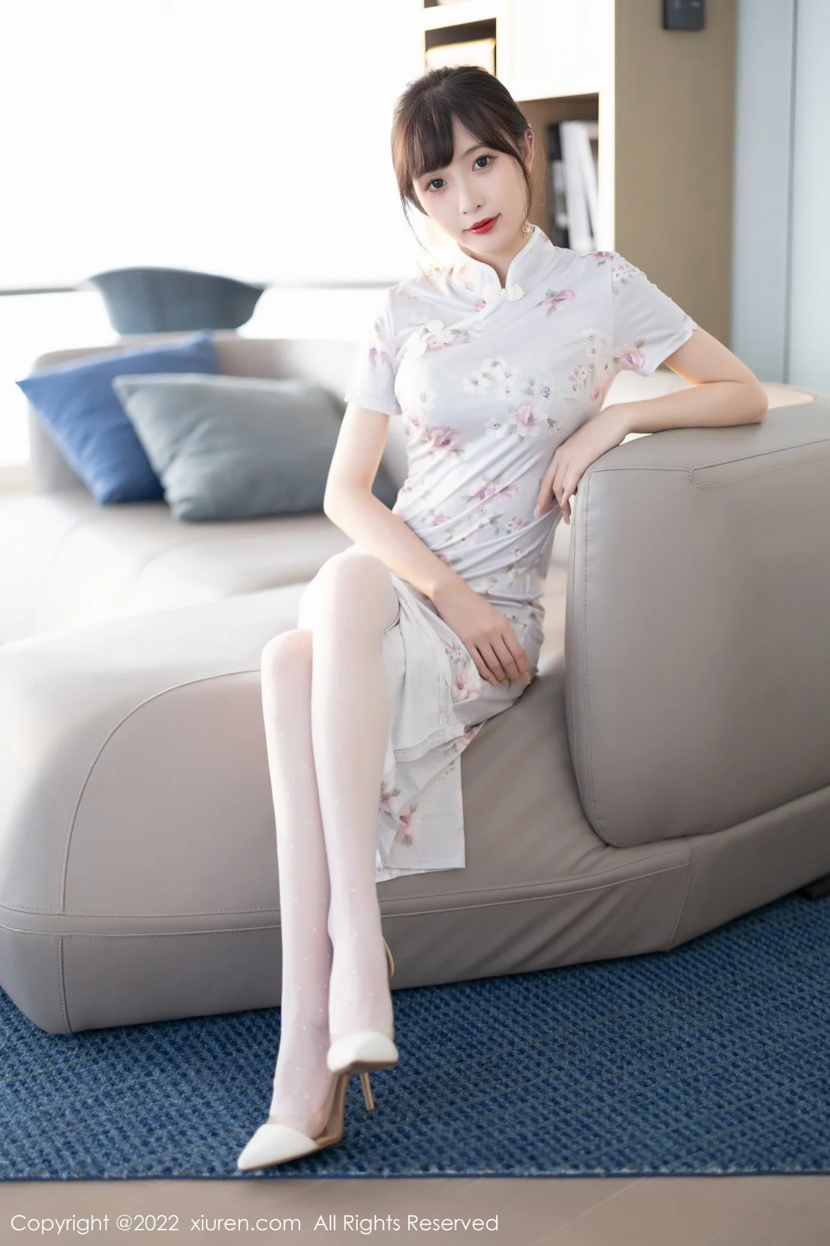 [[XiuRen秀人网]秀人网]No.5757_模特林星阑白色图案旗袍露浅色蕾丝内衣配白丝袜甜美迷人写真90P