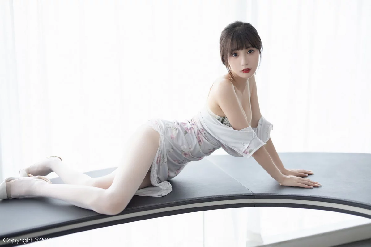 [[XiuRen秀人网]秀人网]No.5757_模特林星阑白色图案旗袍露浅色蕾丝内衣配白丝袜甜美迷人写真90P