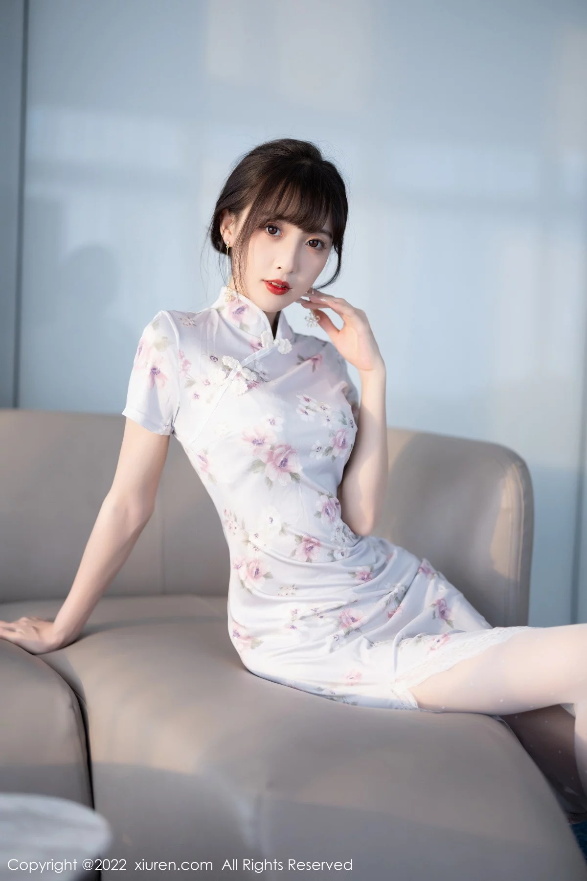 [[XiuRen秀人网]秀人网]No.5757_模特林星阑白色图案旗袍露浅色蕾丝内衣配白丝袜甜美迷人写真90P