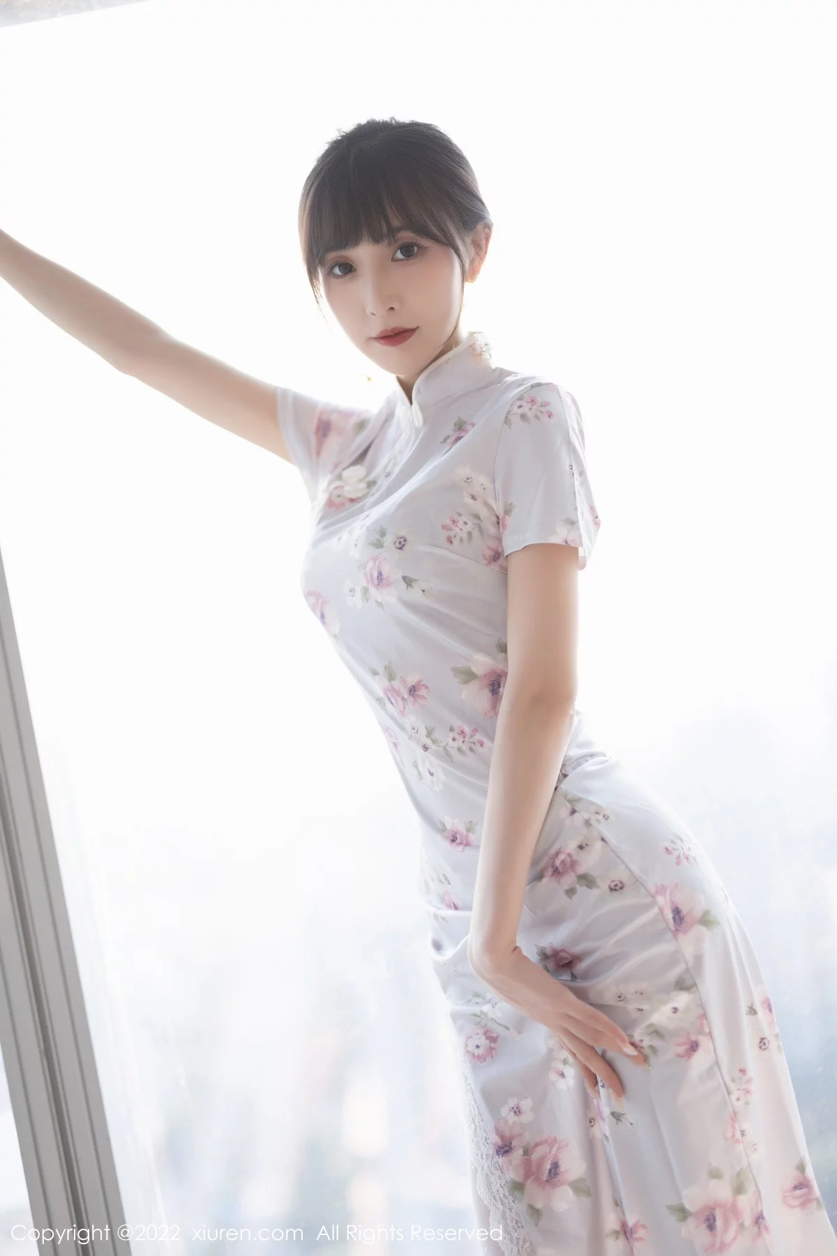 [[XiuRen秀人网]秀人网]No.5757_模特林星阑白色图案旗袍露浅色蕾丝内衣配白丝袜甜美迷人写真90P