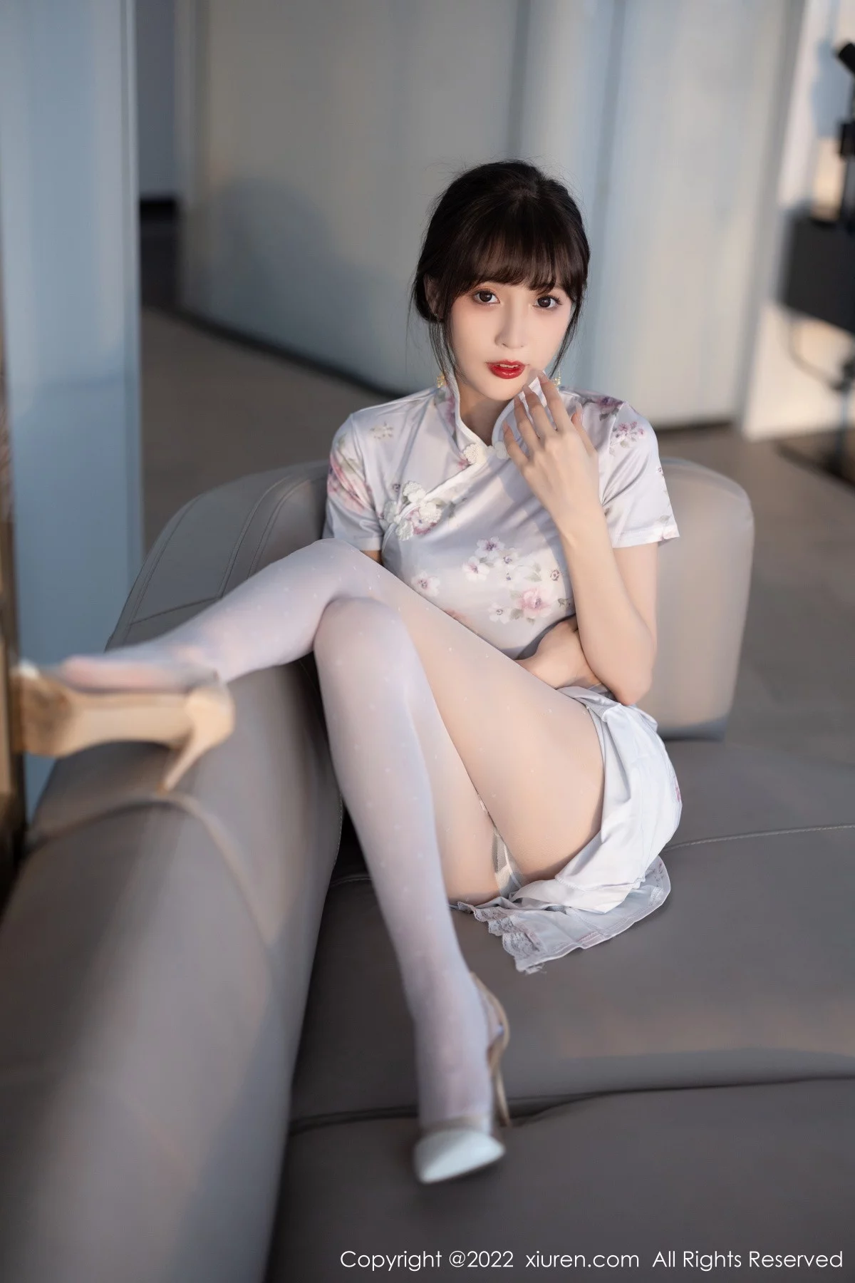 [[XiuRen秀人网]秀人网]No.5757_模特林星阑白色图案旗袍露浅色蕾丝内衣配白丝袜甜美迷人写真90P