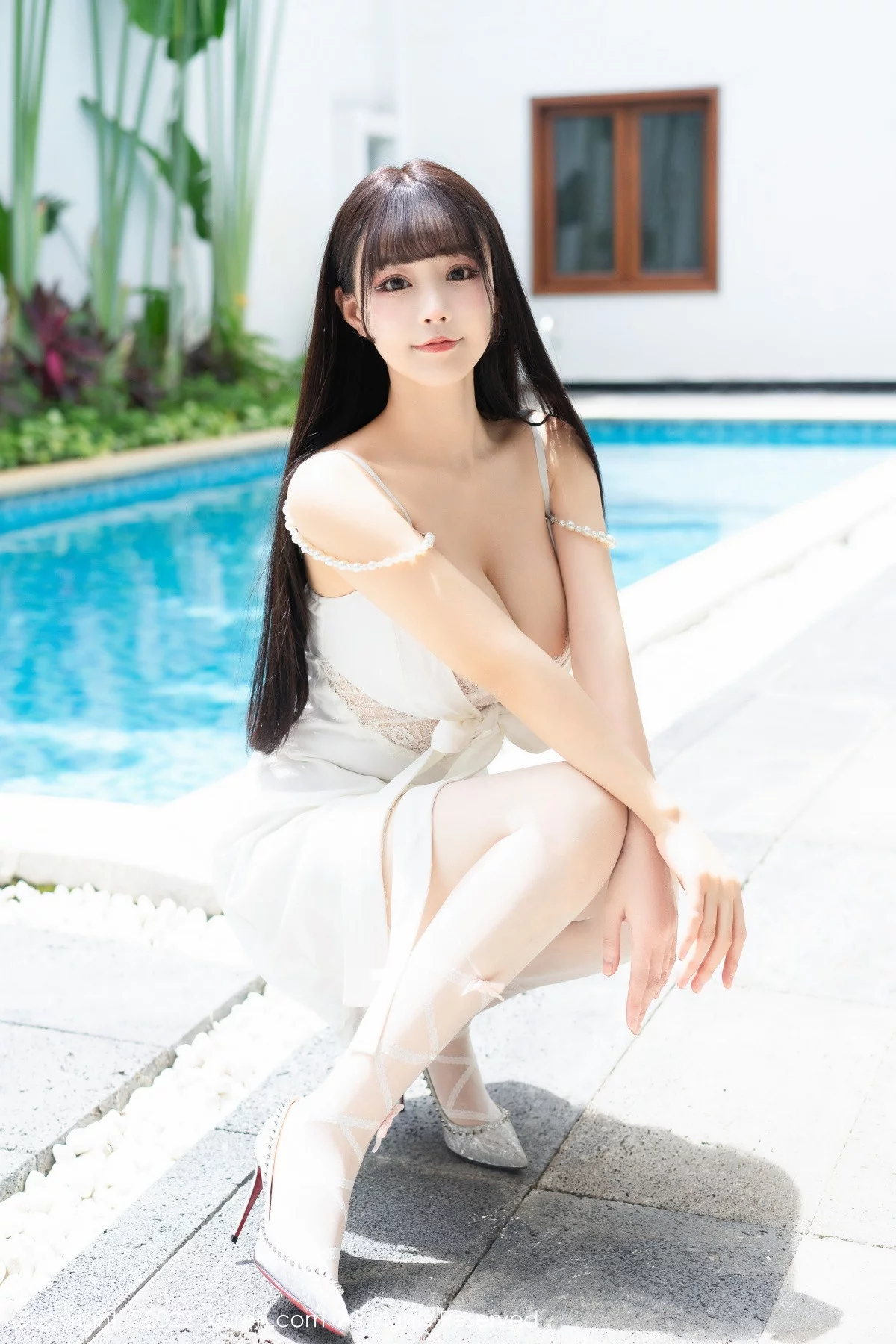 [[XiuRen秀人网]秀人网]No.5755_女神朱可儿Flora泳池场景性感白色吊带短裙秀丰乳肥臀诱惑写真84P