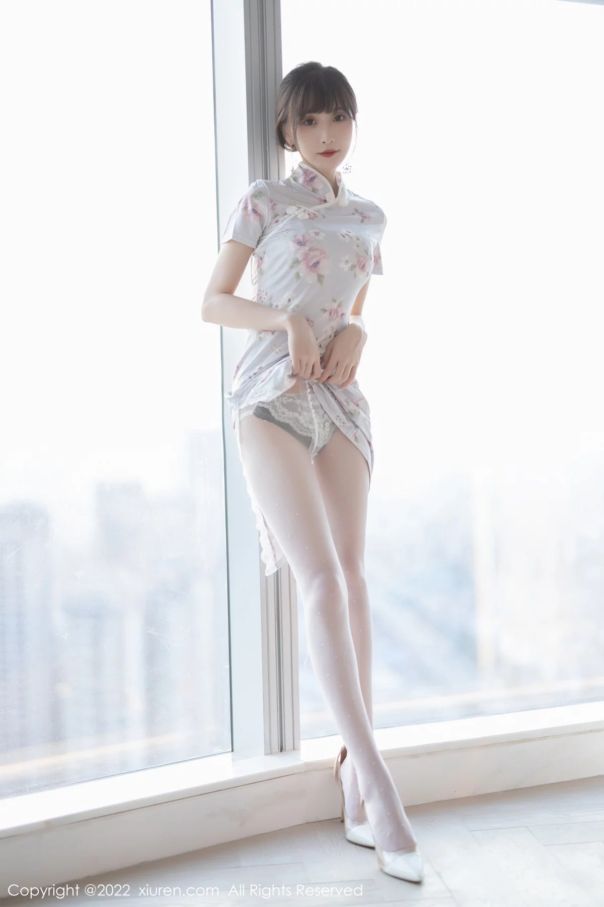 [[XiuRen秀人网]秀人网]No.5757_模特林星阑白色图案旗袍露浅色蕾丝内衣配白丝袜甜美迷人写真90P