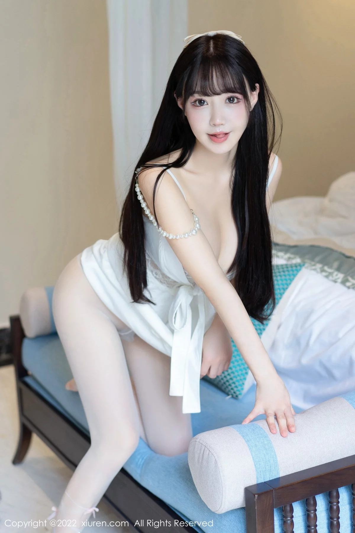 [[XiuRen秀人网]秀人网]No.5755_女神朱可儿Flora泳池场景性感白色吊带短裙秀丰乳肥臀诱惑写真84P