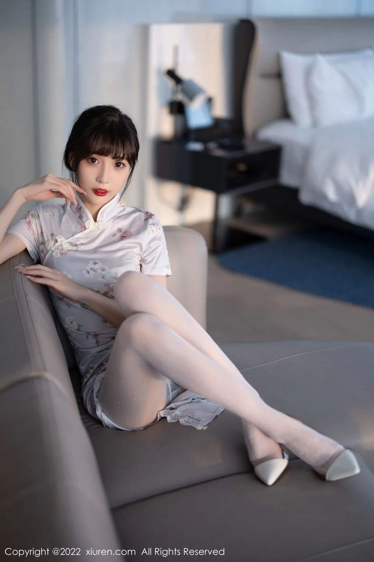 [[XiuRen秀人网]秀人网]No.5757_模特林星阑白色图案旗袍露浅色蕾丝内衣配白丝袜甜美迷人写真90P