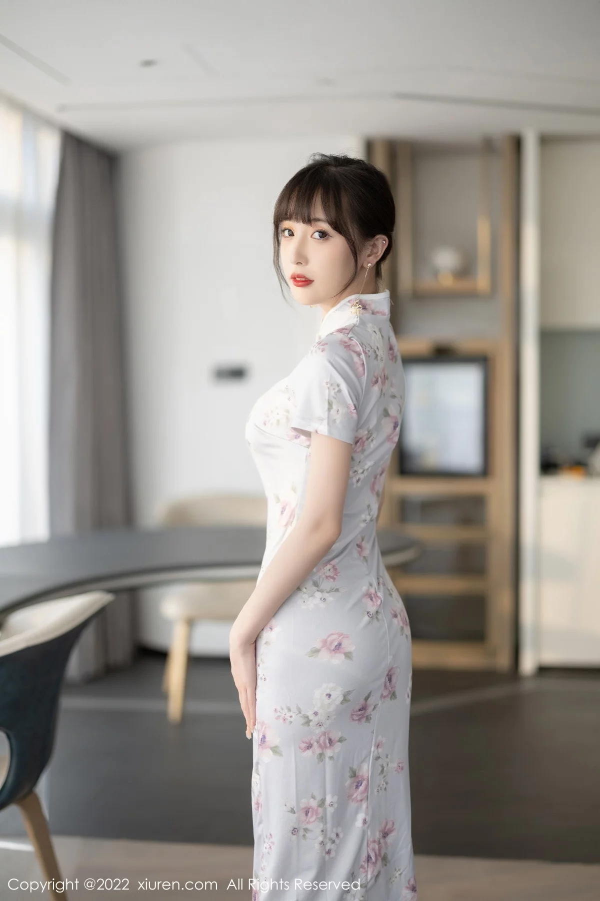 [[XiuRen秀人网]秀人网]No.5757_模特林星阑白色图案旗袍露浅色蕾丝内衣配白丝袜甜美迷人写真90P