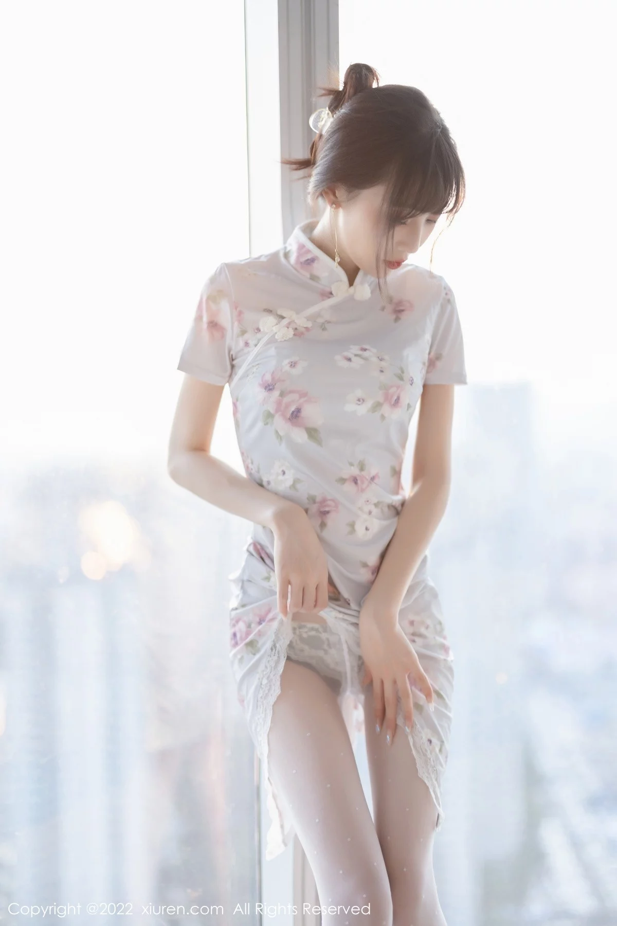 [[XiuRen秀人网]秀人网]No.5757_模特林星阑白色图案旗袍露浅色蕾丝内衣配白丝袜甜美迷人写真90P