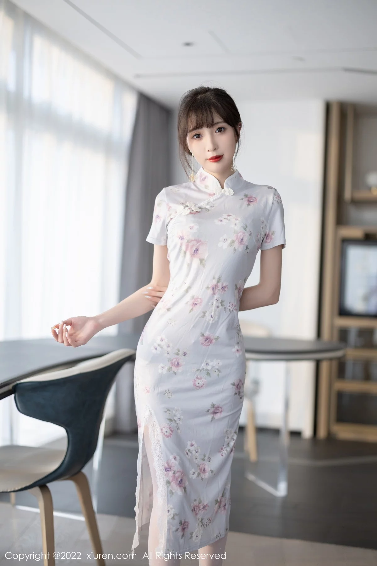 [[XiuRen秀人网]秀人网]No.5757_模特林星阑白色图案旗袍露浅色蕾丝内衣配白丝袜甜美迷人写真90P