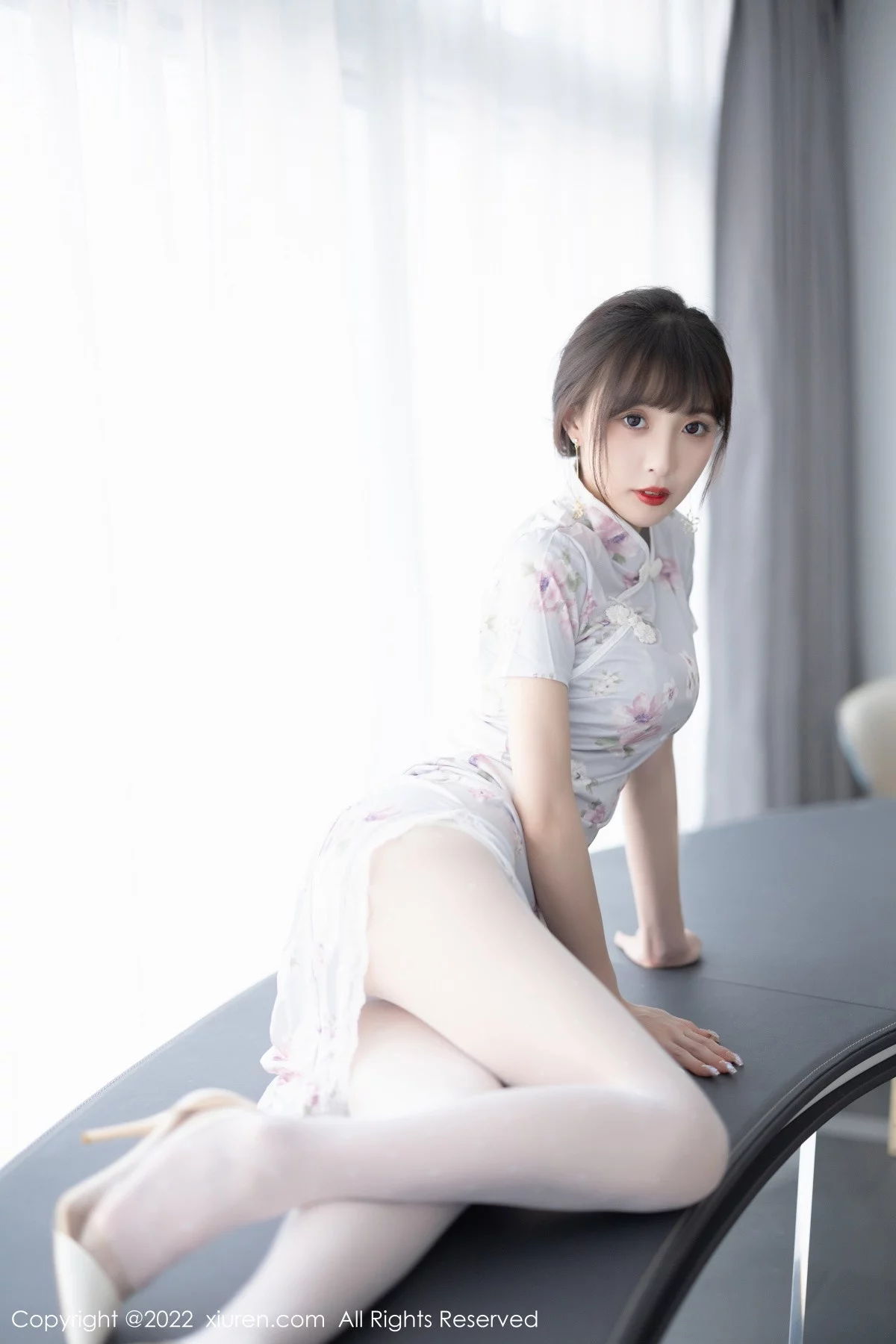 [[XiuRen秀人网]秀人网]No.5757_模特林星阑白色图案旗袍露浅色蕾丝内衣配白丝袜甜美迷人写真90P