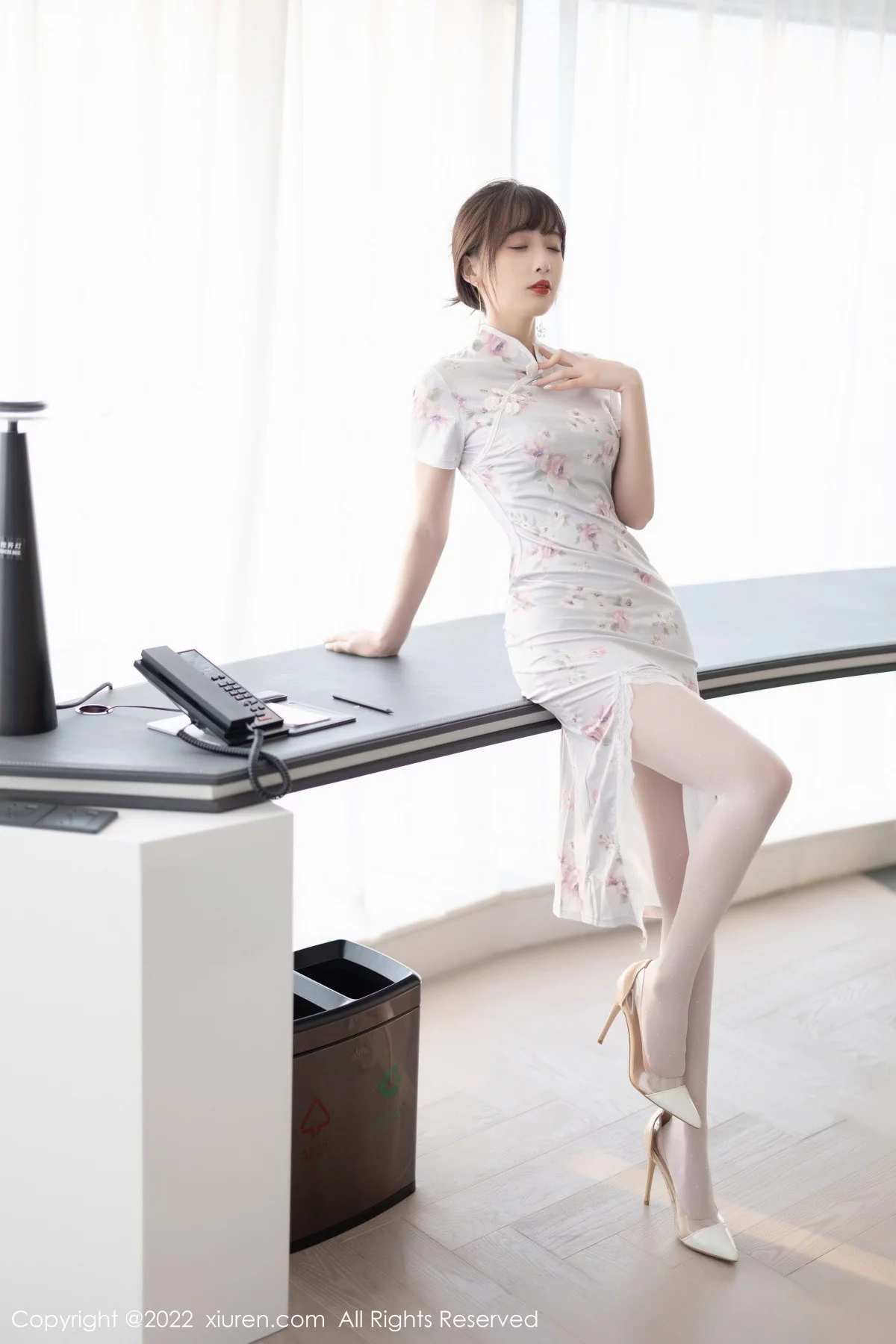 [[XiuRen秀人网]秀人网]No.5757_模特林星阑白色图案旗袍露浅色蕾丝内衣配白丝袜甜美迷人写真90P