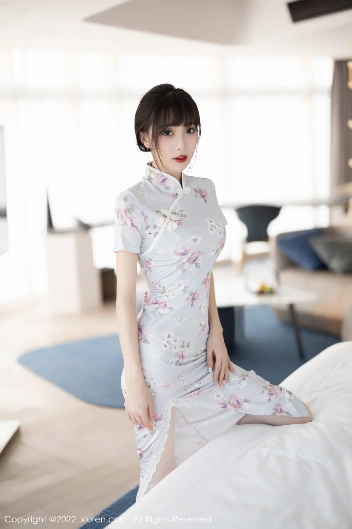 [[XiuRen秀人网]秀人网]No.5757_模特林星阑白色图案旗袍露浅色蕾丝内衣配白丝袜甜美迷人写真90P