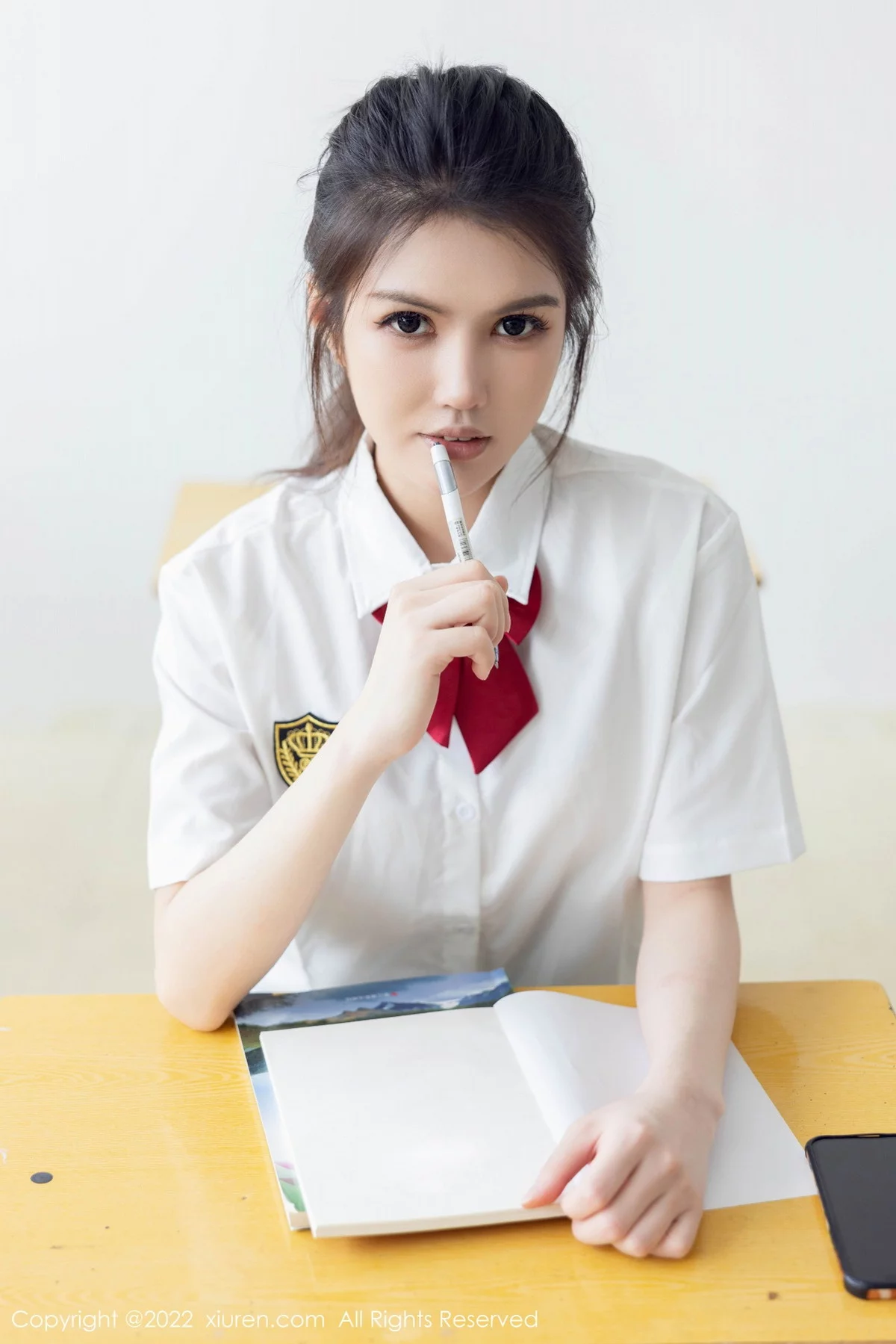 [[XiuRen秀人网]秀人网]No.5762_模特媛媛酱belle教室场景性感白T配黑色短裙露蕾丝内衣诱惑写真71P