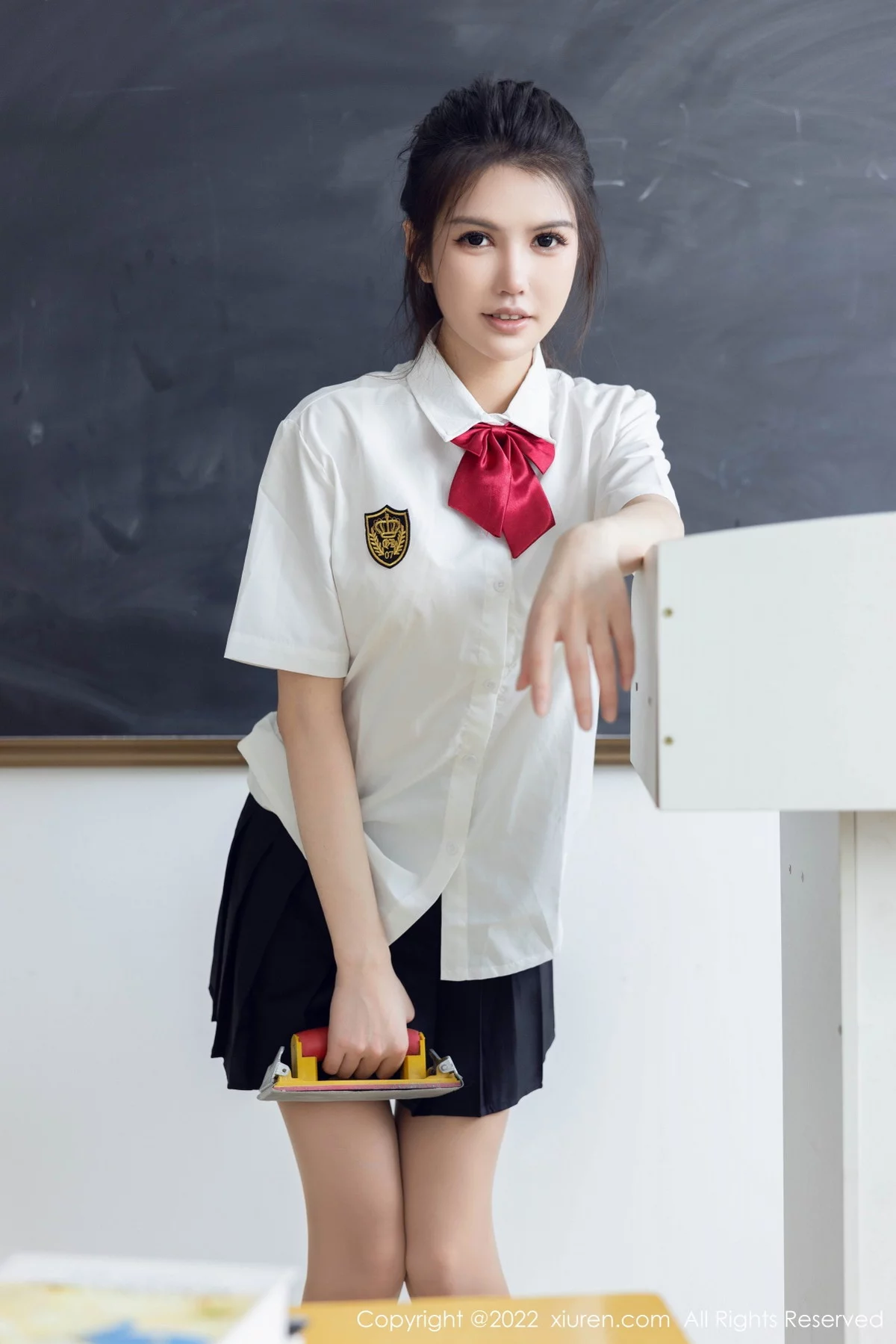 [[XiuRen秀人网]秀人网]No.5762_模特媛媛酱belle教室场景性感白T配黑色短裙露蕾丝内衣诱惑写真71P