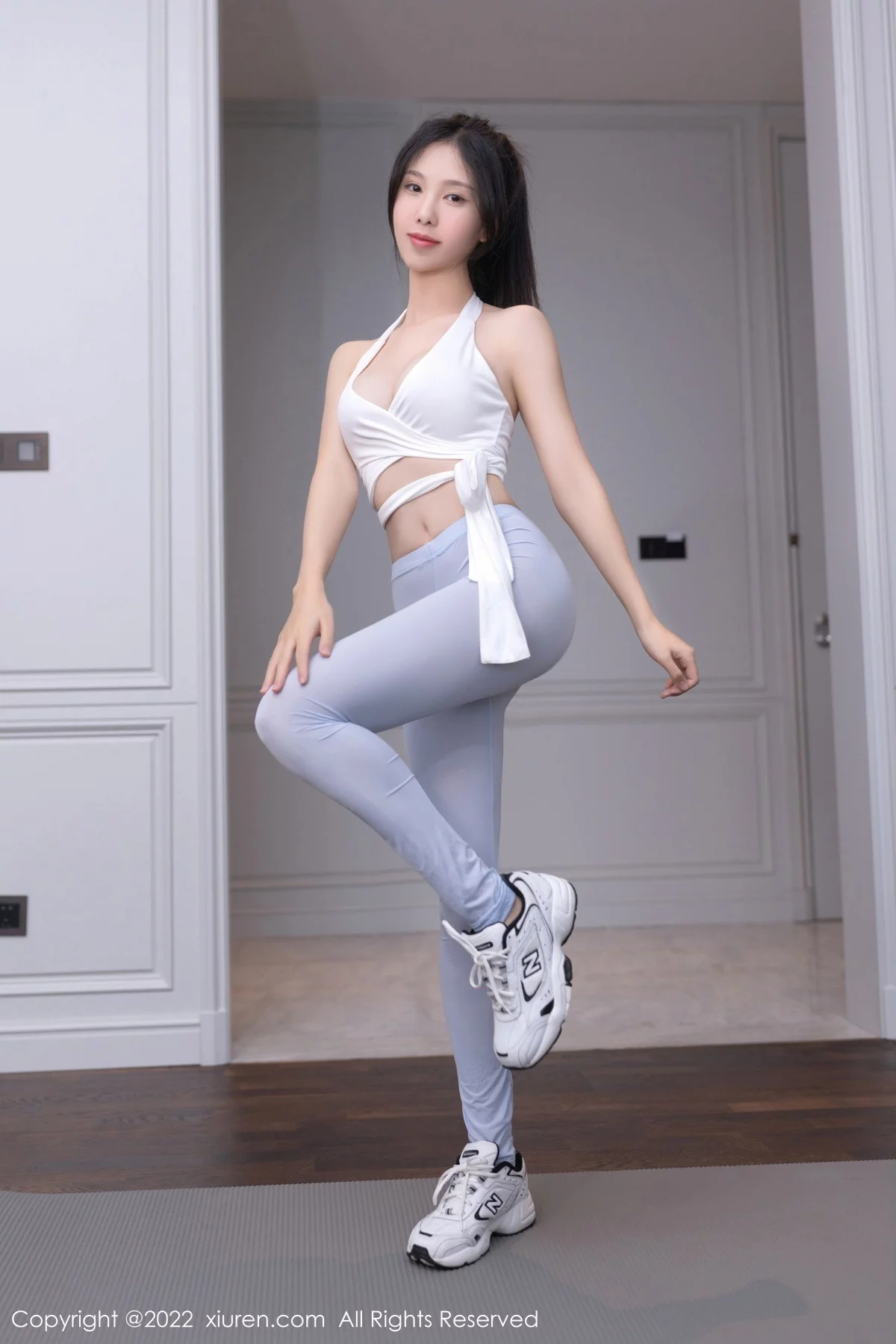 [[XiuRen秀人网]秀人网]No.5763_模特利世瑜伽运动主题性感白上衣配灰色运动长裤迷人诱惑写真80P