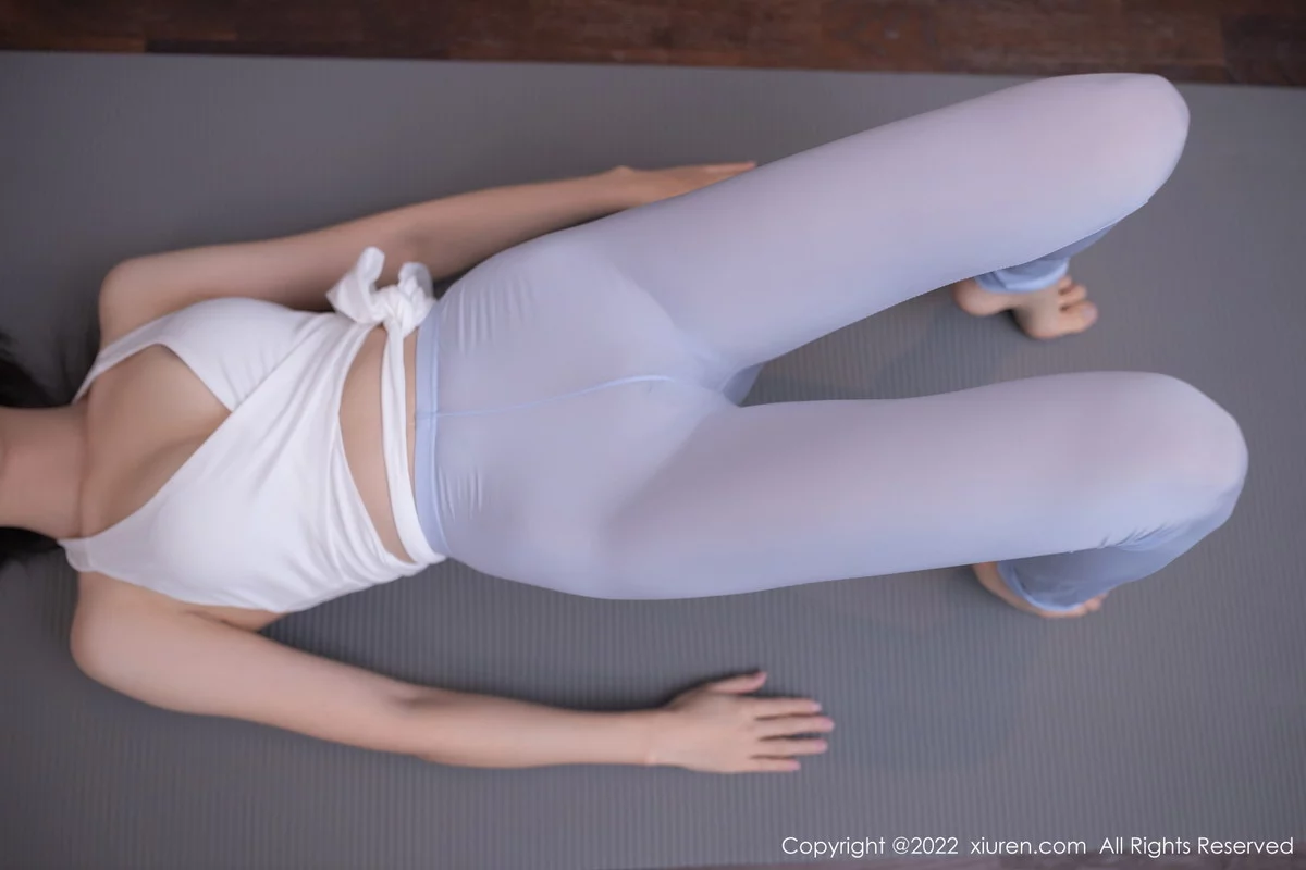 [[XiuRen秀人网]秀人网]No.5763_模特利世瑜伽运动主题性感白上衣配灰色运动长裤迷人诱惑写真80P