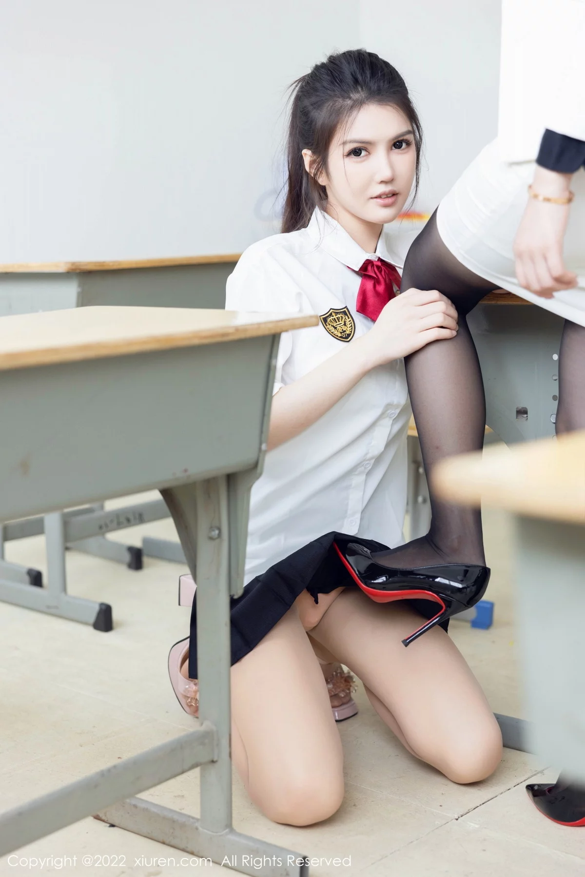 [[XiuRen秀人网]秀人网]No.5762_模特媛媛酱belle教室场景性感白T配黑色短裙露蕾丝内衣诱惑写真71P