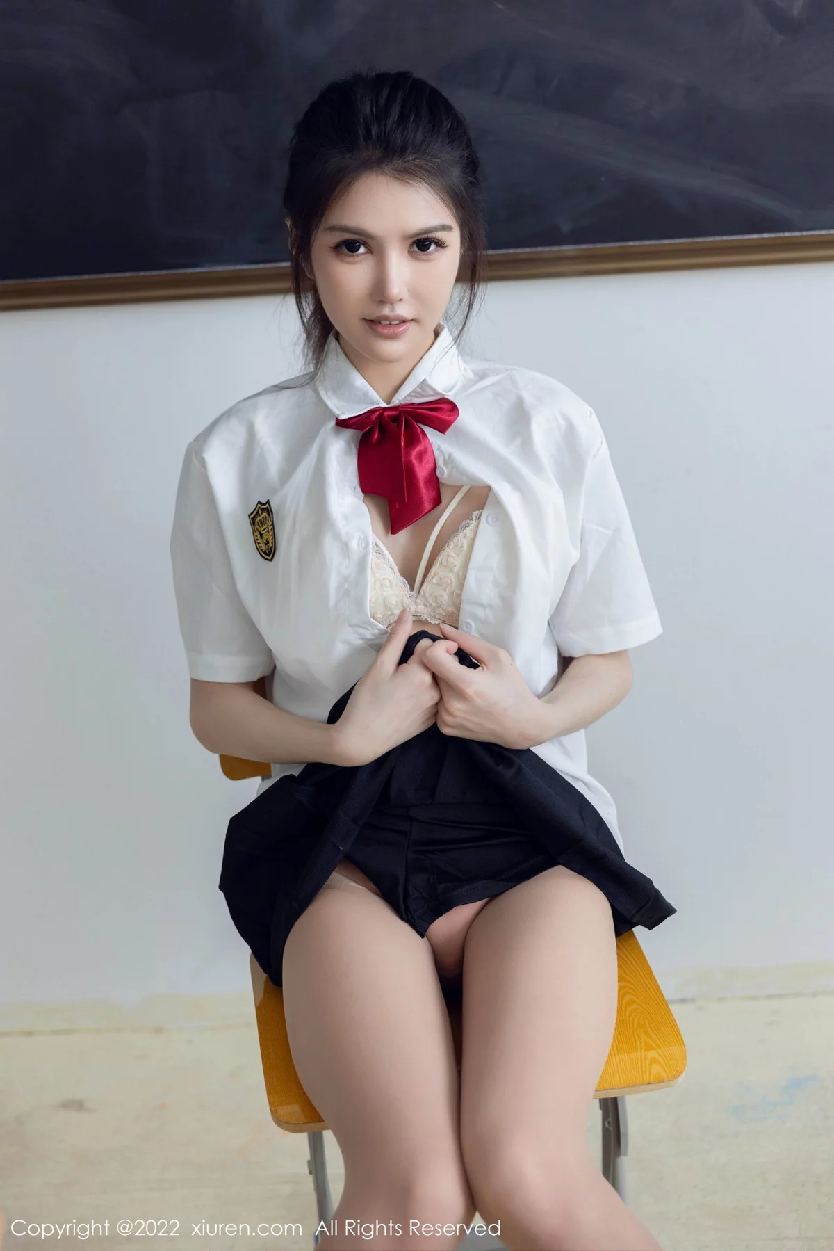 [[XiuRen秀人网]秀人网]No.5762_模特媛媛酱belle教室场景性感白T配黑色短裙露蕾丝内衣诱惑写真71P