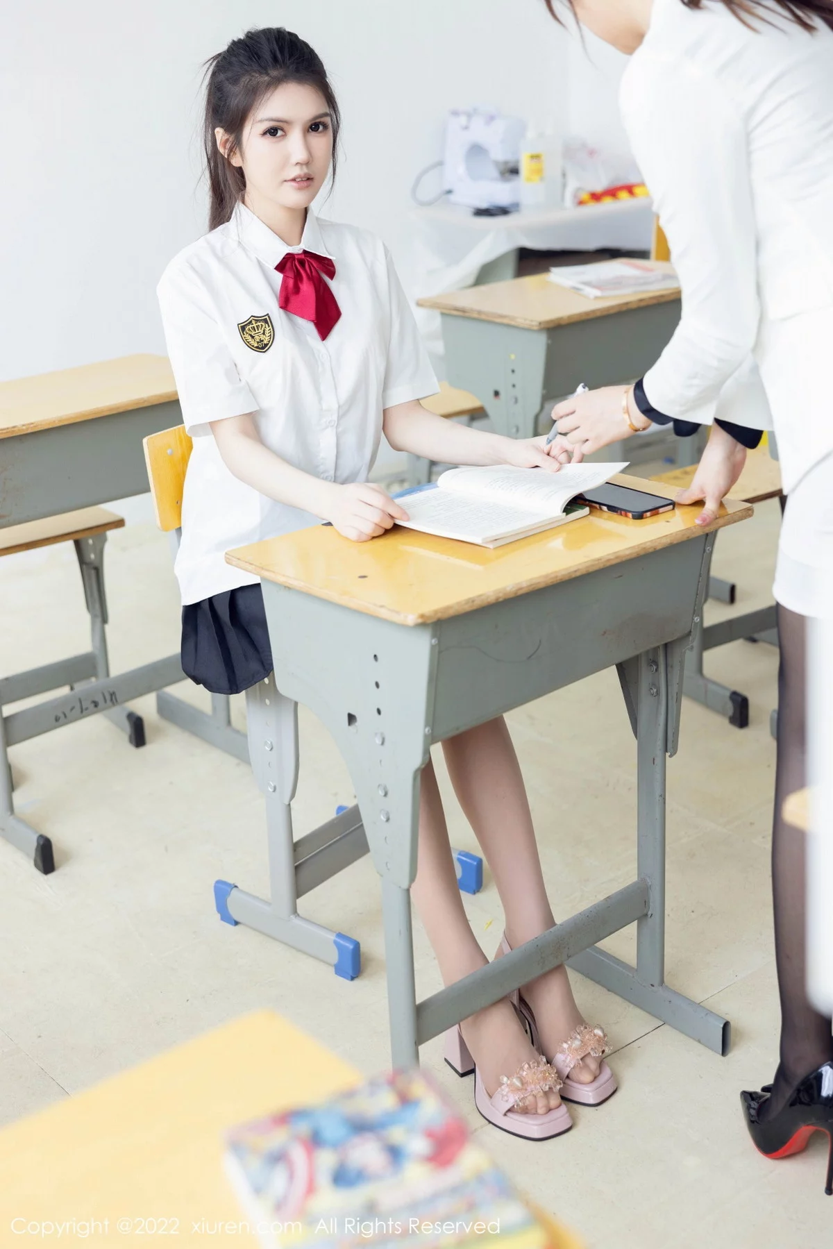 [[XiuRen秀人网]秀人网]No.5762_模特媛媛酱belle教室场景性感白T配黑色短裙露蕾丝内衣诱惑写真71P