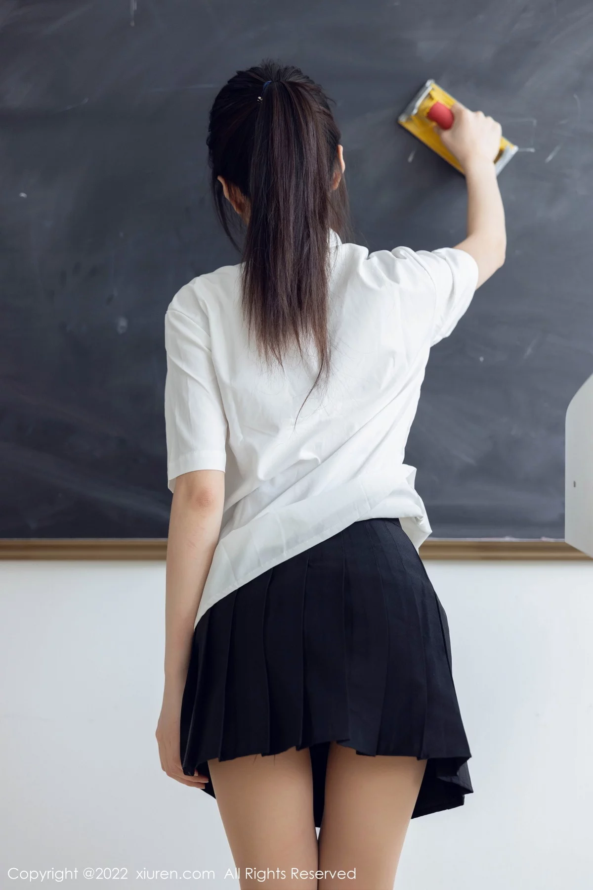 [[XiuRen秀人网]秀人网]No.5762_模特媛媛酱belle教室场景性感白T配黑色短裙露蕾丝内衣诱惑写真71P