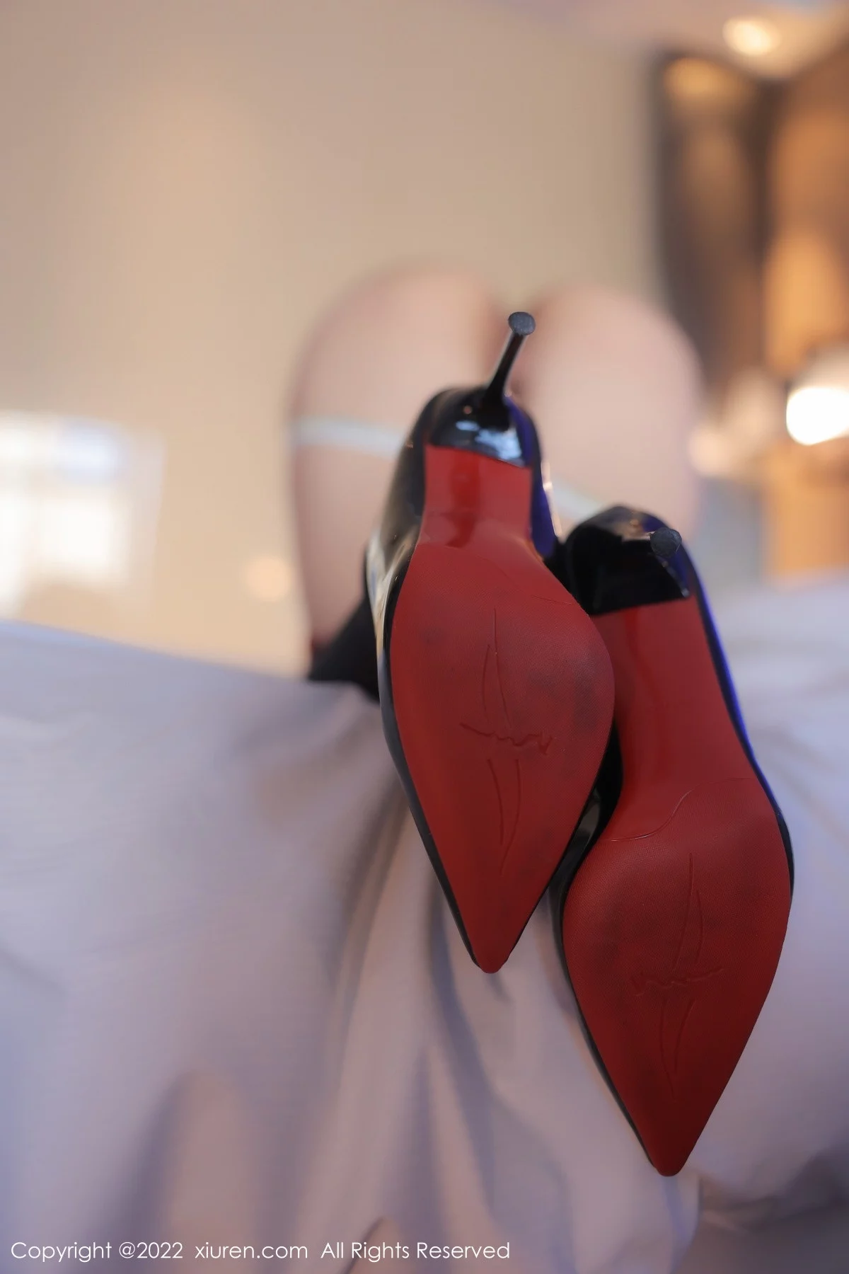 [[XiuRen秀人网]秀人网]No.5758_新人模特小乔乔乔性感黑色背带裙露灰色内衣黑丝吊袜诱惑写真72P