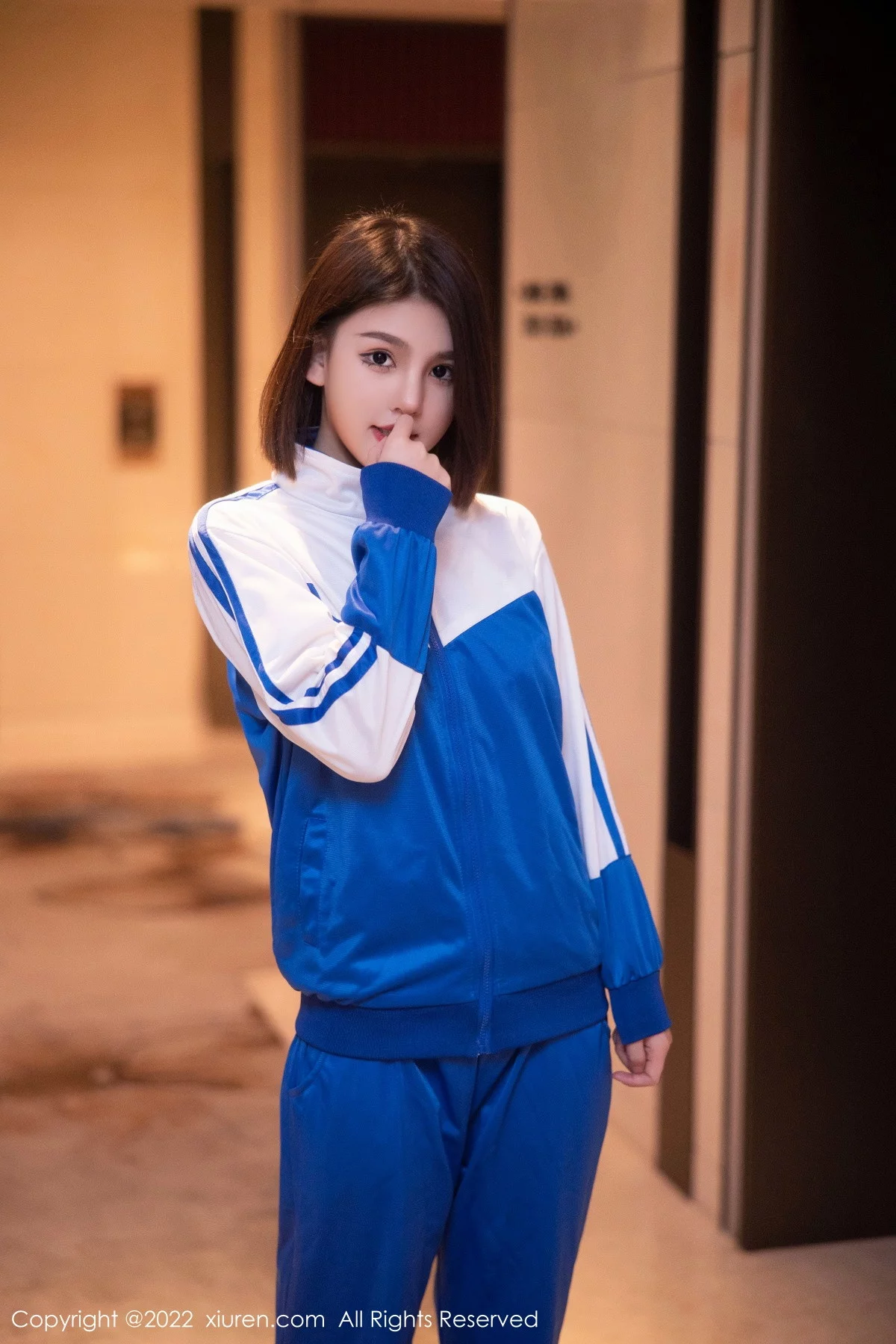 [[XiuRen秀人网]秀人网]No.5766_模特美羊羊宾馆场景脱运动装露黑色薄纱情趣内衣迷人诱惑写真90P